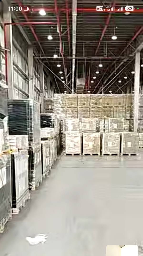 جولة إلكترونية من داخل مصنع الواح #ronma_solar

١- يملك مشاريع تقدر بـ 1.5MW في كلٌ من المانيا و البرازيل وكرواتيا. 

 ٢- يعمل بنظام اوتو بنسبة 98% لخطوط الإنتاج وبتقنيات N-Type & TopCon وبقدرات تترواح
 من 580w - 720w  بكفاءة إنتاج تصل حتى 23.50%

٣- إنتاج الواح حسب طلب المستخدمين OEM وابرزها الواح itel

٤- يتم اجراء اختبارات على الالواح في آواخر مراحل الإنتاج ومنها :

- flash test 
اختبار أعلى قدرة إنتاج للوح الشمسي. 

- EL
 اختبار الكشف عن العيوب الداخلية والشقوق المجهرية والنواقل المتضررة.

٤- يوجد مخزن داخل العراق / بغداد للتجهيز الفوري 

* اعذروا صديقي Evan 🙏 على كاميرته المغوشة 😅

#علوم #كهرباء #طاقةمتجددة #طاقةشمسية #مكتب_الحسني_للطاقة_الشمسية

نص مكتوب في الصور:
- 11:00 VOLTE 4G+ 82
- RONMA 阳光照亮未来 LIGHT OUR FUTURE 硅料清洗 Silicon Material Cleaning 员工宿舍 Staff Dormitory 员工宿舍 Staff Dormitory TOPCon电池工厂 TOPCon Cell Factory N型组件工厂 N-Type Module Factory TOPCon电池工厂 TOPCon Cell Factory 总部办公大楼 Headquarters Office Building 集中式储能 Centralized Energy Storage 润马光能集团金华基地占地1020亩 Ronma Solar Group Jinhua Base covers an area of 1020 mu 浙江省金华市金东区 国内生产基地 DOMESTIC PRODUCTION BASE 基地现有产能 Current production capacity of the base 10 GW 组件 20 GW 电池 金华总部 Jinhua Headquarter 东营基地 Dongying Base 昆山基地 Kunshan Base 企业文化 COMPANY CULTURE 我们的使命 Our Mission 让绿色能源创变美好生活 Let Green Energy Create a Better Life 我们的愿景 Our Vision 创可传承品牌 建受尊重企业 To Create a Brand That Can Be Inherited And Build A Respected Enterprise 我们的核心价值观 Our Core Values 诚信务实 高效创新 Integrity, Pragmatism, Efficiency And Innovation 我们的产品定位 Our Product Position 润马智造 领跑收益 Ronma Intelligent Manufacturing Profit Front-runner 发展历程 DEVELOPMENT HISTORY 2025 金华基地二期奠基 Jinhua Base Phase Foundation Laying 2023 金华基地投产 Jinhua Base Established 2021 系统升级 全球化提速 System Upgrade Globalization Acceleration 2020 战略转型 品牌建设 Strategic Transformation Brand Building 2019 产品创新 转型单晶 Product Innovation Transition To Mono 2018 山东基地投产 Shandong Base Established 2018 润马成立 光伏转型 Ronma C-Group And PV Business Transformation 2010 进入硅片、电池片贸易 Entering Silicon Wafer And Solar Cell Trade 2008 业务拓展 涉足光伏 Business Expansion Venturing Into PV & Solar 2007 公司初创 化工创业 Company Start-up Chemical Business