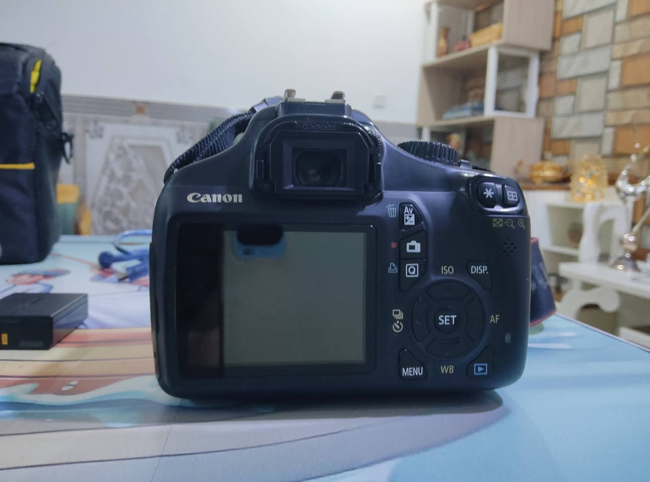السلام عليكم كامره canon EOS1100D للبيع نضيفه استخدام شخصي وياه رام 32GB و واير تربطه على الحاسبه وجنطه سعره 300 الف وقابل للتفاوض مكاني ذي قار الشطره توصيل ما عندي موجود على الماسنجر وهذا رقمي ***********

