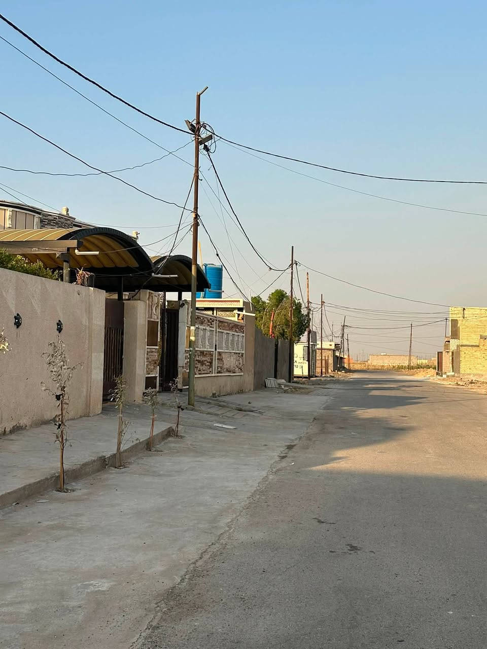 السلام عليكم بيت ركن 🏠 البيع المساحه ٣٥٠ متر مع قطعه المساحه ٣٥٠متر البيت جاهز مرتب عالي عن شارع العام متوفر كافه الخدمات مي مجاري كهرباء تبليط إنترنيت العنوان الحميديه شارع سيد عوده مجاور ملعب علي مردونه سعر البيت والقطعه معروضات ٤٠٠مليون وبي مجال /   مكتب دلاليه الكوثر العقار/***********

