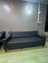ميز مكتبي قنفات 7مقاعد جديد جلد  السعر 700 مكان ابوًغريب 07817046042