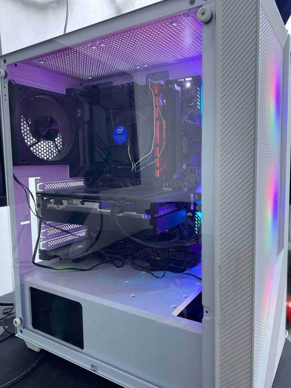 GPU : RTX 3060 12GB

RAM : 16GB 

STORAGE : 512 SSD NVME

CPU : CORE I5 GEN10

MOTHERBOARD : H570 PRO ASUS TUF GAMING 

*********** السليمانية, العراق

