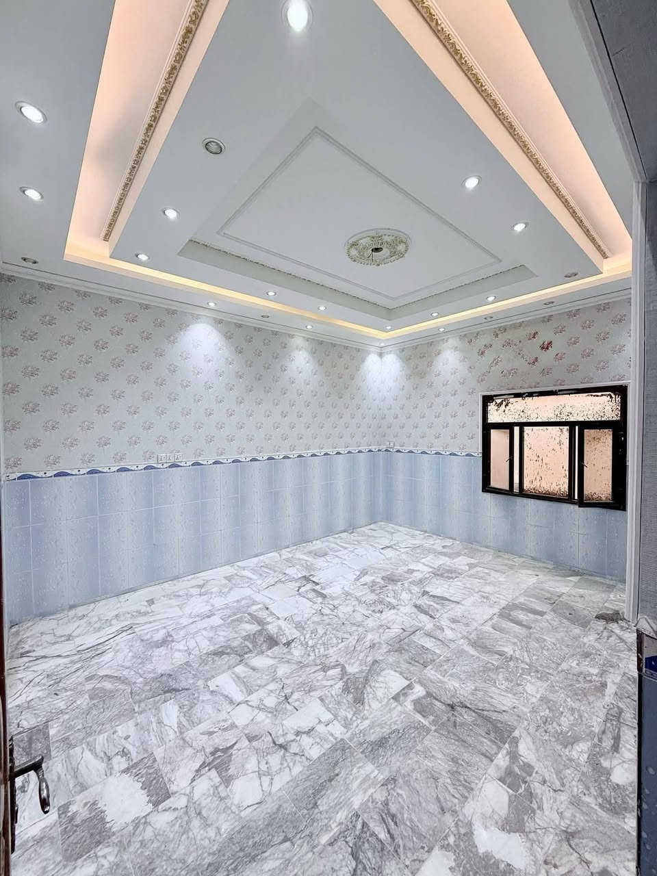 بيت للبيع بمساحة ٢٠٠ متر قرب حسينية البقيع (شارع إسماعيل) يبعد عن الشارع العام ٢٠٠ متر و على شارع مقرنص ٨ متر.
البيت مكون من ثلاث طوابق.
الطابق الأول يحتوي على استقبال و غرفتين نوم واحدة منهم فيها حمام و مطبخ حار و بارد و هول واسع.
و الثاني فيه ٤ غرف نوم، و الثالث فيه غرفة نوم واحدة.
الأرضية و الدرج مرمر.
طابو ملك صرف زراعي عراقي مكاتبة و وكالة و نسخة من الطابو. 
السعر ١٩٥مليون و قابل للتفاوض.
***********
