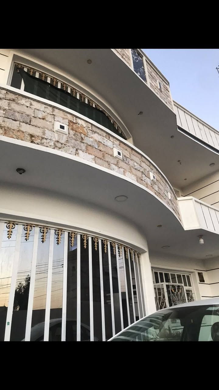 دار للبيع مساحه 400متر واجهه 20يحتوي ثلاث غرف غرفتين في الطابق الارضي وغرفه في الطابق الثاني ومطبخ يحتوي ع 2حار وبارد واستقبال وصاله كبيره وحديقه خلفيه والموقع جسر ديالئ قرب جامع الابيض للاسفستار ع هذه الرقم ***********
