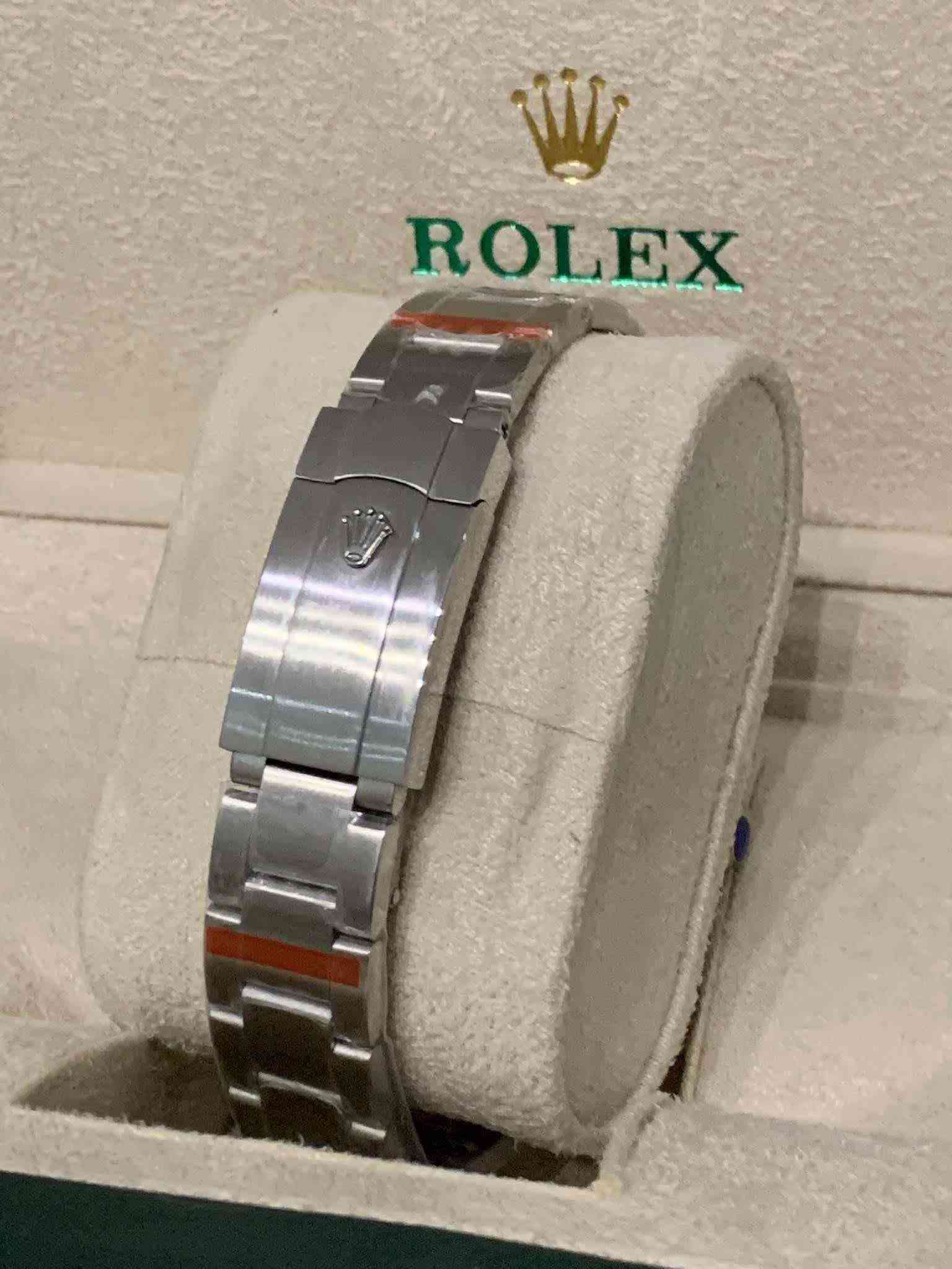 السلام عليكم.......
ساعة ROLEX  أوتوماتيك +تكويك 
ماستر كواليتي عالي جدا 
قفل بحري 
القطر ٤٠
أميال فسفوري 
سير حديد ستانلس ستيل معلم 
جديد غير مستعمل مع العلبة الاصلية وبطاقة الضمان والكتلوك 
السعر ٧٥ الف 
يوجد توصيل ***********
