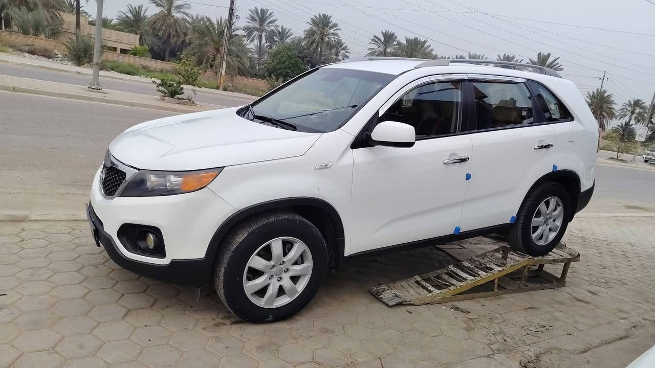 🔥🚙 للبيع | كيا سورينتو 2011 خليجي | رقم شمالي (السليمانية)

━━━━━━━━━━━━━━━━━━

🟢 📋 المعلومات والتفاصيل

🟢 ✅ الموديل: 2011 خليجي

🟢 ✅ الرقم: شمالي / السليمانية

🟢 ✅ السنوية مجددة ولغاية  30 /5 /2031 

🟢 ✅ الهزة مجددة منذ شهر 

🟢 ✅ السيارة باسمي، والبيع بشرط التحويل المباشر

━━━━━━━━━━━━━━━━━━

🤍 🎨 اللون

🤍 أبيض ثلجي

━━━━━━━━━━━━━━━━━━

🔵 🚘 المواصفات

👨‍👩‍👧‍👦 7 راكب (عائلية)

🪑 7 مقاعد (دوشمة)

❄️ تبريد فوق الممتاز 

🔥 تدفئة كذلك

💡 لايت عالي زينون شمسي

🖥️ شاشة داخلية

📹 كاميرا Dash Cam 4K

⚙️ محرك 4 سلندر 2000 DOHC

⛽ اقتصادي جدًا في استهلاك الوقود

🛣️ أداء هادئ وانسيابي، وتفويلة واحدة تكفي لمسافات طويلة، وقد تدوم مع الاستخدام الهادئ لأسبوعين.

━━━━━━━━━━━━━━━━━━

🟠 🛠️ الأدامة والتبديلات

✔️ أدامة كاملة للمحرك

✔️ جامة أمامية جديدة

✔️ ماسحات جديدة

✔️اشارات ضوئية ترحيبية في الابواب

✔️فلاتر شوته + تبريد

✔️ بطارية جديدة

✔️ دبلات أمامية أصلية (زوج)

✔️ بولبرنات قاعدة الدبلات جديدة

✔️ دبلات خلفية جديدة

✔️ دسكات جديدة مع سايد بريك

✔️ بولبرنات خلفية جديدة

✔️ تبديل كامل لربلات الأبواب الأربعة (مانعة لدخول الهواء)

✔️ درايف شفتات أمامية جديدة (يمين ويسار) بلادي وليست تجارية

✔️ قاعدة فيتم أصلية جديدة

✔️ الإطارات بحالة ممتازة

━━━━━━━━━━━━━━━━━━

🎁 🎀 قطع احتياط مع السيارة

📦 قاعدة فيتم كاملة

📦 درايف شفتات أمامية احتياط

📦 زوج بولبرنات احتياط

📦 ربلات الأبواب الأربعة الأصلية احتياط

💰 جميع هذه القطع تُسلَّم مع السيارة دون أي تكلفة إضافية.
ملاحظة :جميع الكماليات ليست ضمن اتفاق البيع 
━━━━━━━━━━━━━━━━━━

🟣 📝 للمصداقية والامانة 

☑️ باب الصدر مبدل تبديلًا مطابقًا.

☑️ يوجد بارد بسيط في الجامة الأمامي الايسر.

☑️ السيارة جاهزة بالكامل ولا تحتاج إلى أي مصروف.

━━━━━━━━━━━━━━━━━━

💯 سيارة مستخدمة بعناية، وتمت صيانتها أولًا بأول باستخدام قطع جيدة، ولم يُؤجَّل فيها أي تبديل أو أدامة، لذلك ستكون مريحة لمالكها الجديد بإذن الله.

📸 السيارة على الطبيعة أجمل من الصور... والمعاينة خير دليل.

📞 للاستفسار عن السعر أو أي تفاصيل أخرى، اتصل ع الرقم، ومن عيني، حياكم الله. ***********
 أسأل الله أن يرزق مشتريها الخير والبركة.
