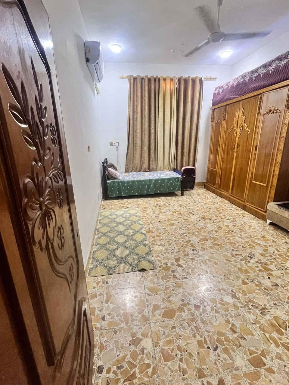 🏠 بيت للبيع - ركن مميز
📍 الموقع: في الخمسه دولم

* [طريق الدغاره]
* يبعد عن الشارع الرئيسي مسافة 200 متر فقط.

📄 السند القانوني:

* طابو صرف عثماني.

📐 المساحة والبناء:

* مساحة البيت: 260 متر مربع.
* نوع البناء: كونكريت (صب مسلح).
* التصميم: بيت ركن.

🛌 التفاصيل الداخلية والخارجية:

* الغرف: 4 غرف نوم (2 في الطابق الأرضي + 2 في الطابق العلوي).
* المرافق الأخرى: صالة واسعة.
* المطبخ:  (حار + بارد).
* الحمامات: مجموعات صحية داخلية وخارجية.

📞 للتواصل والاستفسار:صاحب العقار: ***********

* * أو المراسلة عبر الواتساب مباشرة.: [ ***********]
