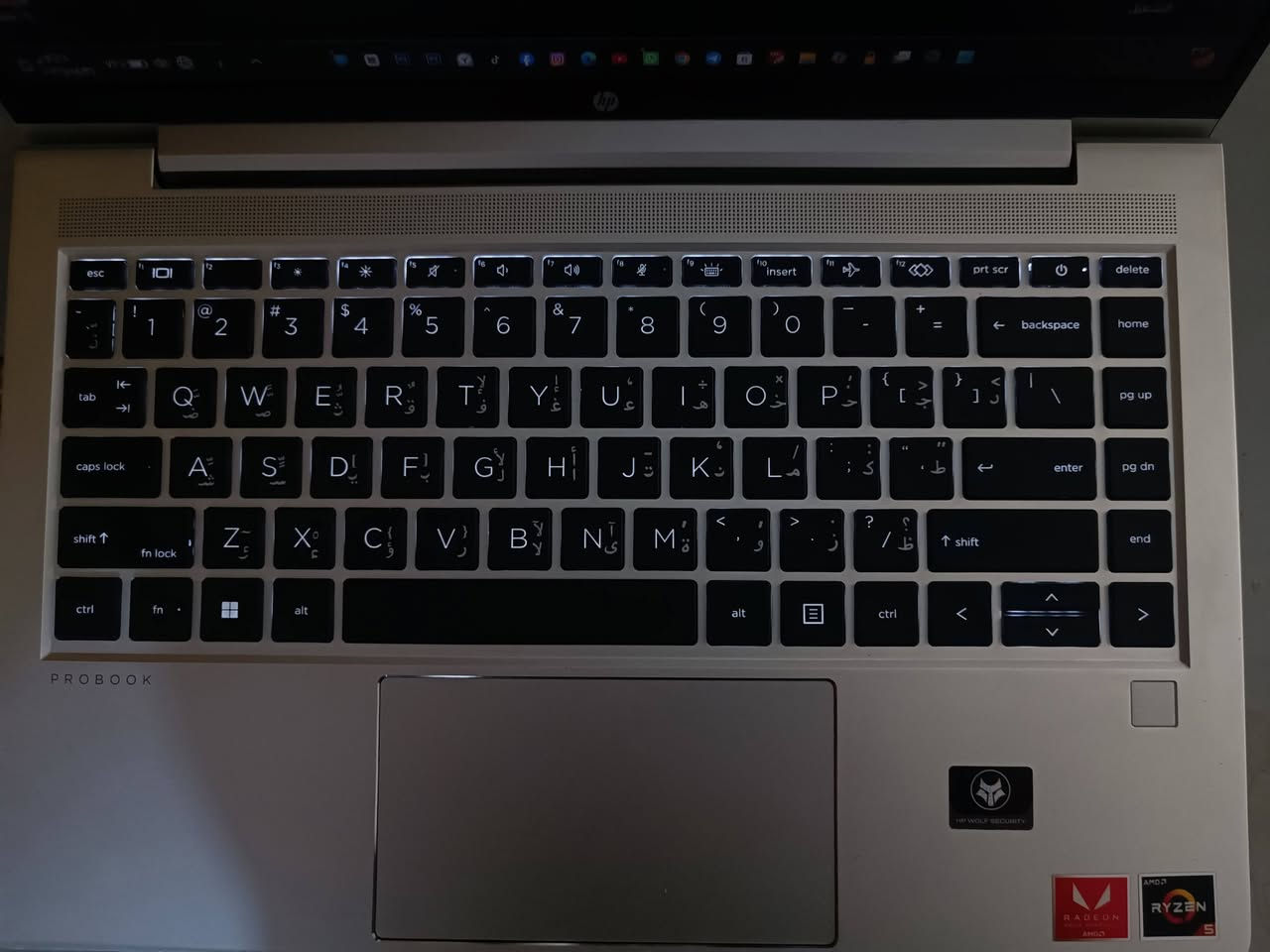 السلام عليكم
للبيع: لاب توب HP ProBook 445 G9 بحالة الزيرو 💻✨

​الحالة:
​الجهاز نظيف جداً بنسبة 99% واستخدام شبه معدوم (تم الشراء قبل شهرين فقط ولم يستخدم لعدم التفرغ للدراسة).

​المواصفات الكاملة:

​الموديل: HP ProBook 445 G9
​المعالج: AMD Ryzen 5 - 5625U (أداؤه وقوته معادلة ومعاصرة لمعالجات Intel Core i5 الجيل 12) 🚀
​الشاشة: 14.0 إنش بدقة FHD تردد 60Hz (حواف نحيفة)
​الذاكرة العشوائية (RAM): 8GB
​التخزين: SSD 256GB (سريع جداً)
​كرت الشاشة: AMD Radeon Graphics مدمج 2G
​نظام التشغيل: Windows 11 الأصلي الحديث ⚡
​الكيبورد: ضوئي عربي / إنكليزي 💡
​الأمان: بصمة إصبع (Fingerprint) + التعرف على الوجه (Face ID)

​الملحقات:

​شاحن أصلي بقوة 67W 
+ ​ماوس.
+ ​حقيبة لاب توب.

للتواصيل:

واتساب فقط او اتصال [ *********** ]

متوفر توصيل 🚙
