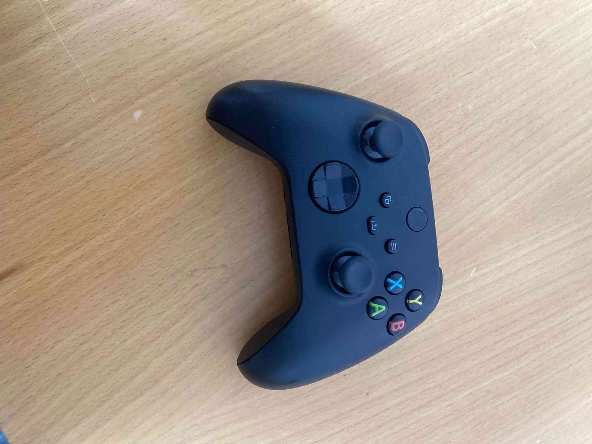 🔥 للبيع: بكج إكس بوكس سيريس اس (Xbox Series S) متكامل - بحالة الوكالة! 🔥
جهاز الجيل الجديد، ستيكر الشركة ممفتوح نهائياً (ما مفتوح ولا مصلح)، ويا فول ملحقات، جاهز للعب المباشر!
🎮 تفاصيل الجهاز والبكج:
 الجهاز: إكس بوكس سيريس اس (الستيكر الأصلي ممفتوح).
 اليدات: يدتين (اليد الأصلية + يدة سوداء إضافية أصلية).
 قاعدة الشحن والتبريد: قاعدة مخصصة + مروحة تبريد مدمجة.
 البطاريات: بطاريات قابلة للشحن.
 🎁 هدية ويا الجهاز: اشتراك جيم باس (Game Pass) شغال مجاناً!
 الملحقات: كافة الوايرات الأصلية + الكارتون.
💰 سعر البُكج (بدون الهارد): 575,000 دينار عراقي.
💾 إضافة اختيارية (هارد خارجي):
متوفر أيضاً هارد Seagate بسعة 5 تيرا (يكفي لمئات الألعاب) بسعر 190,000 دينار عراقي.
💰 السعر الإجمالي للبُكج كامل ويا الهارد (شلع): 770,000 دينار عراقي (وبي مجال للطيبين).
📍 العنوان: بغداد - الصالحية.
📞 للتواصل (اتصال / واتساب): ***********
