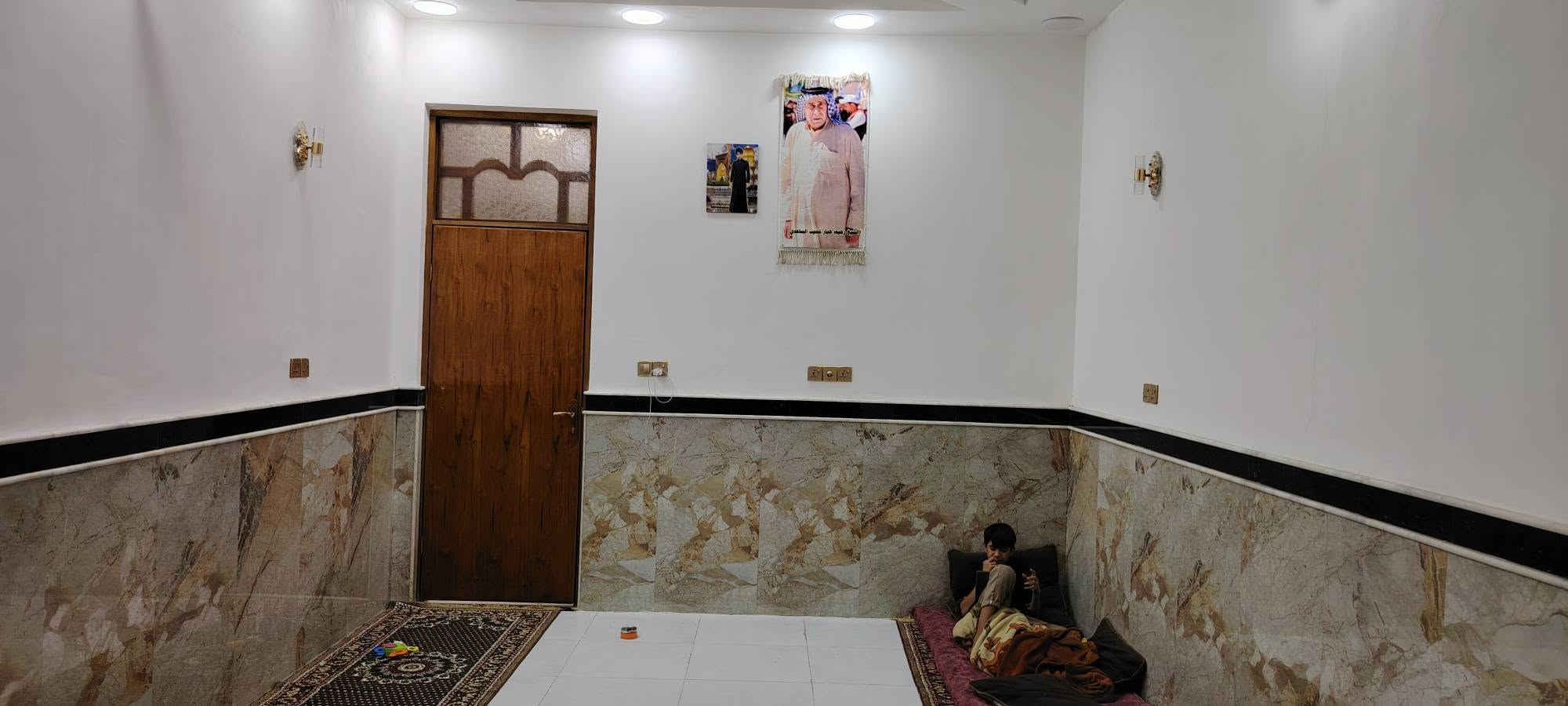 السلام عليكم الدار للبيع في حي الجامعه بي معامله بسمى المساحه ٢٠٠ ***********

