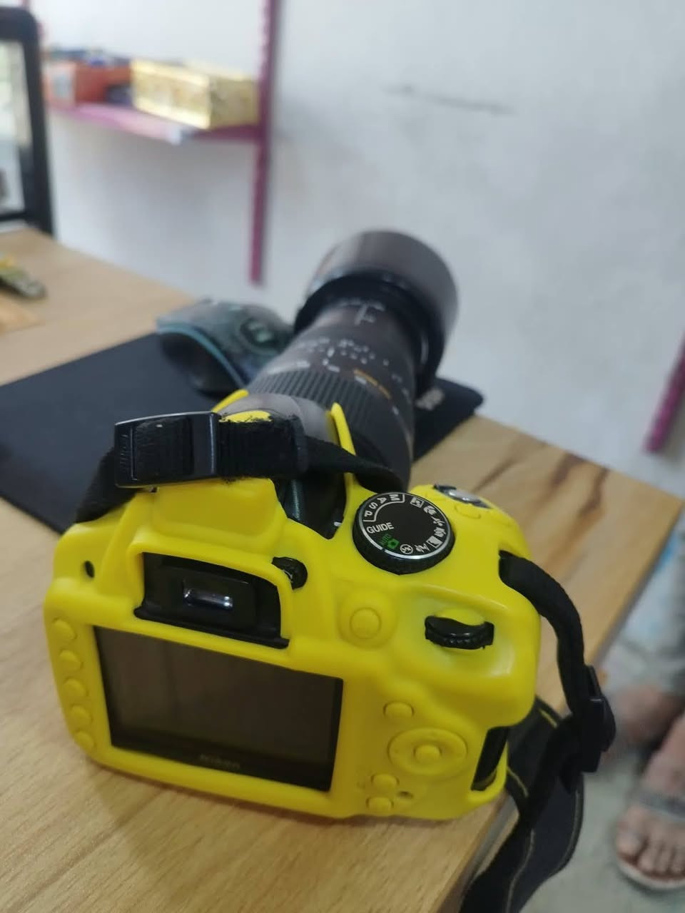 سلام عليكم...
كامره نيكون حجمها 3100.📸
           
        عدسه  300-70
 بطاريات عدد 2
شاحنه 1 + غلاف اصفر مثل ما بصوره

باقي تفاصيل علا هاذ رقم او مراسله صفحه  ***********
       
       السعرر  250الف
