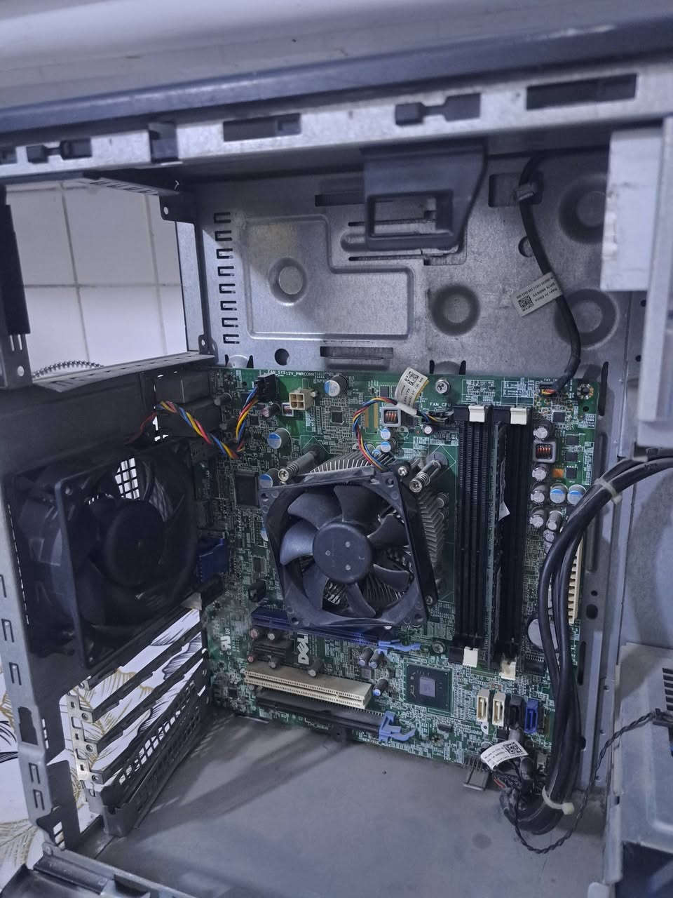 السلام عليكم
متوفر ..
كيس ديل 
ومعالج i5.2400
و بورد.
و مروحه اخراج
و مبرد انتل
و رام Ddr3 .4g
كلهم شغالين شرط الفحص
كلهم شلع 40 
مكاني الموصل.
