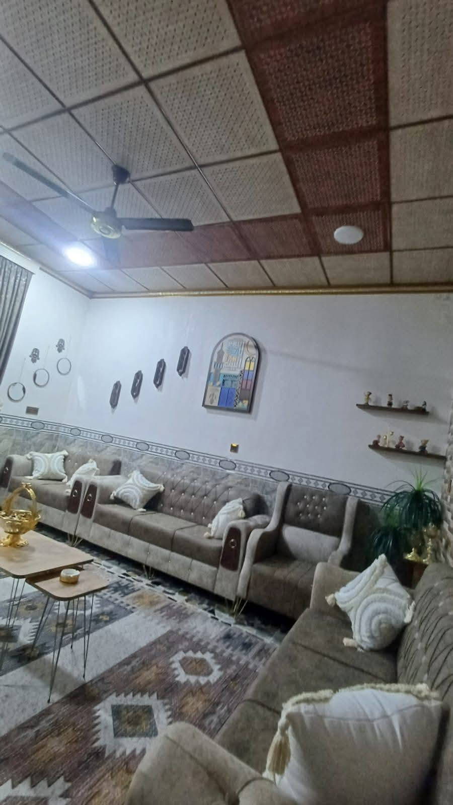 سلام عليكم بيت للبيع في الفلوجه الشهداء قرب جامع المرسلين المساحه 125 واجهة 10 ونزال 12 ونص صاير بطحي يحتوي علا اربع غرف نوم وصالتين وستغبال ومطبخ حار وبارد وكراج بيت خير من الله بيت جاهز من كلشي 
طابو صرف سند بسم شخص واحد تحويل مباشر ركن 
علا شارعين تبليط خدمات كامله مي كهربه تبليط مجاري السعر 140 وبي مجال للستفسار 
(‏‪***********‬‏) ***********
