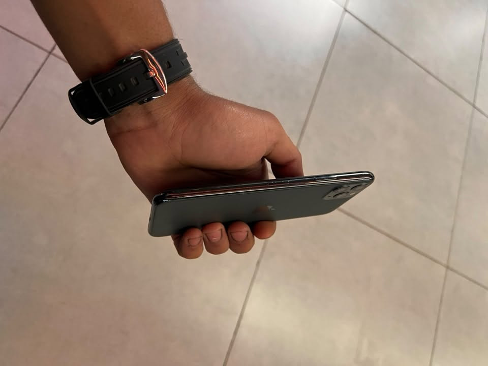 آيفون ١١ برو ماكس • ٢٥٦ • بطارية ٨٥