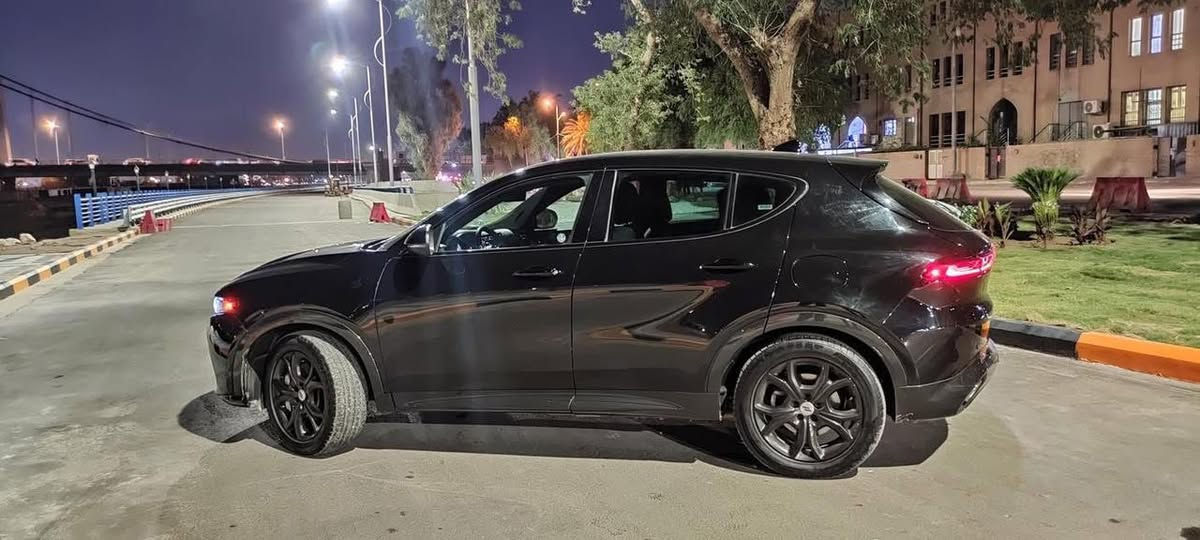 دوج هورنت بلكن كهرباء بانزين كل مواصفات ما عدا فتحة بسقف موديل ٢٤ بدون حادث غرف بسيط للدوسة صار عندي سنة اطلع وطب خير من الله اشحن ساعتين امشي ٥٠كيلو متر الكل شغال كشن مخمل كهربائي  شغل كهرباء بنزين وشغال بس بانزين وشغال كهرباء رادارات منبه كير طيارة ثلاث سرع مثبت سرع قيادة ذاتية تحديد مسار مانع انزلاق صعود الجبال بسلاسة تشغيل نظام بانزين وكهرباء يشغل كير بكس خلفي تبريد ثلج بعز الحر تلفون ***********
