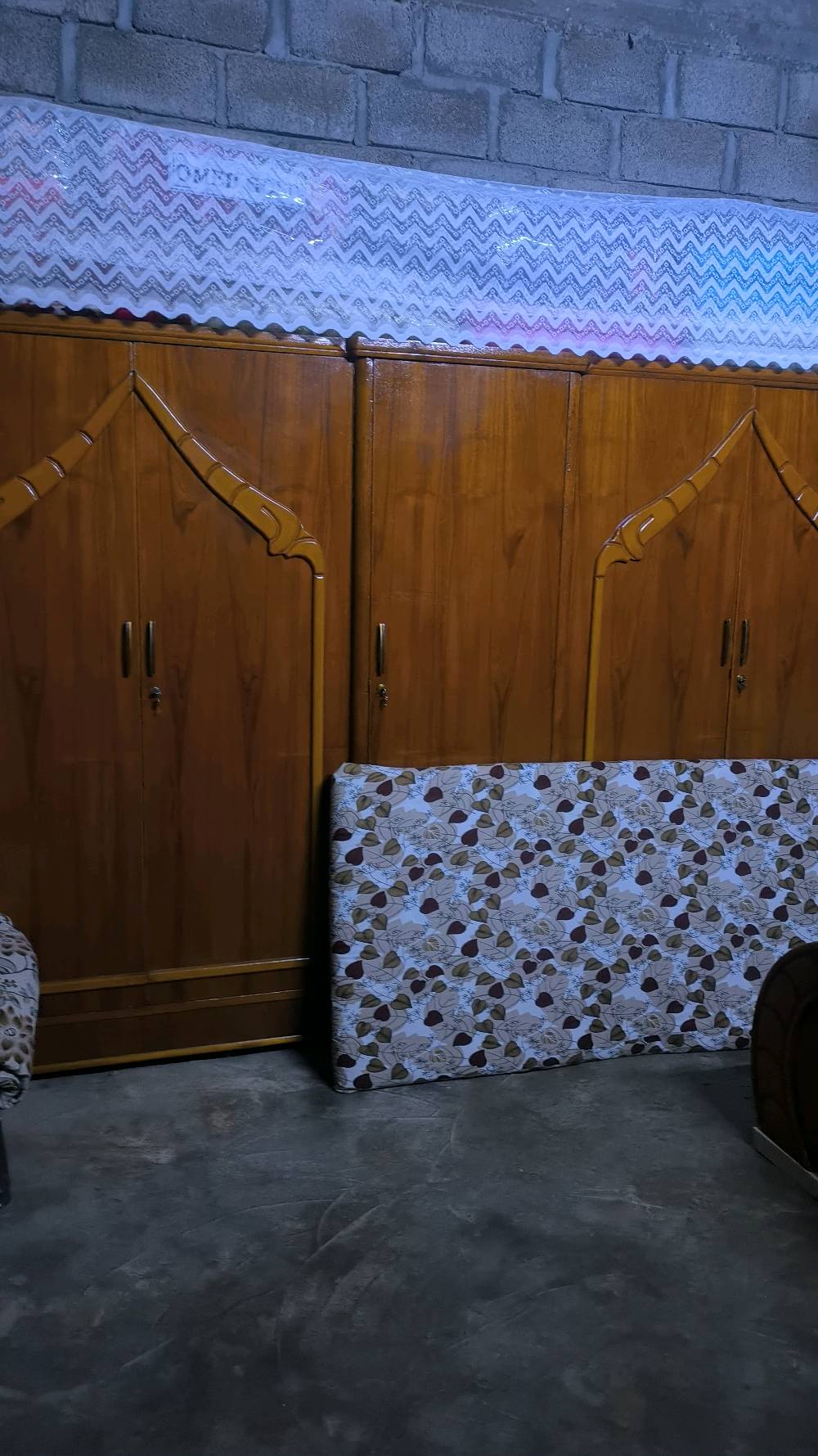 غرفة خشاب كامله 
سعر 900بي مجال قليل