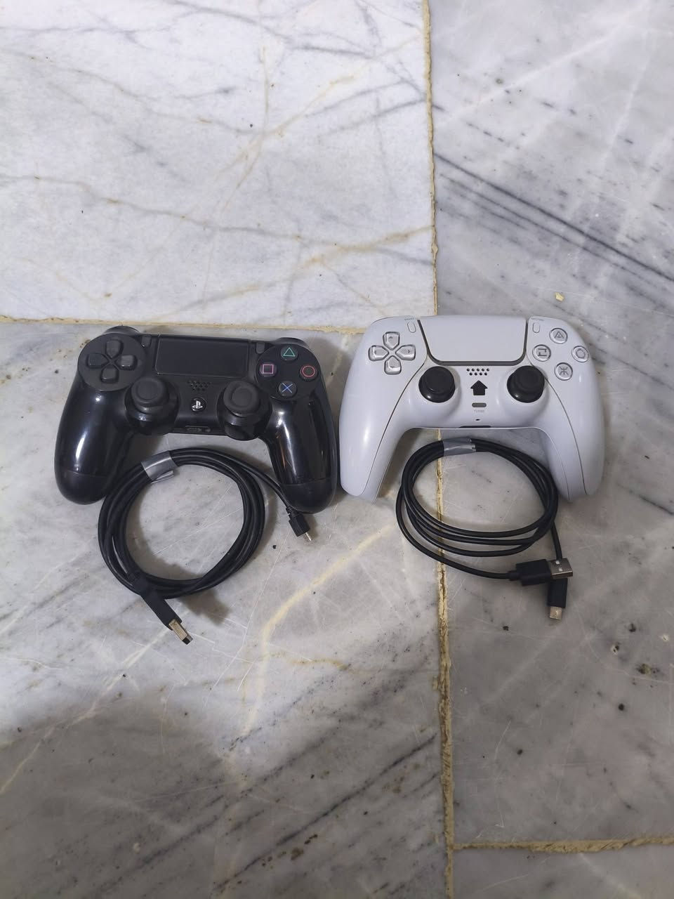 PS4للبيع
بلي 4 سلم نظيف جداً ما بي شي و الجوستاكات نظيفه 
للعلم انو الجوستك الي باللون الاسود اصلي مو تجاري 
برمجيات النظام 13.52 
مع قرص نادر جداً والله و غالي بيس 2021 
السعر 230ألف مع القرص قفل قفل اذا شراي راسلني
مكاني ذي قار الناصريه
للإستفسار الإتصال او مراسلة هذا الرقم👇

              ***********

