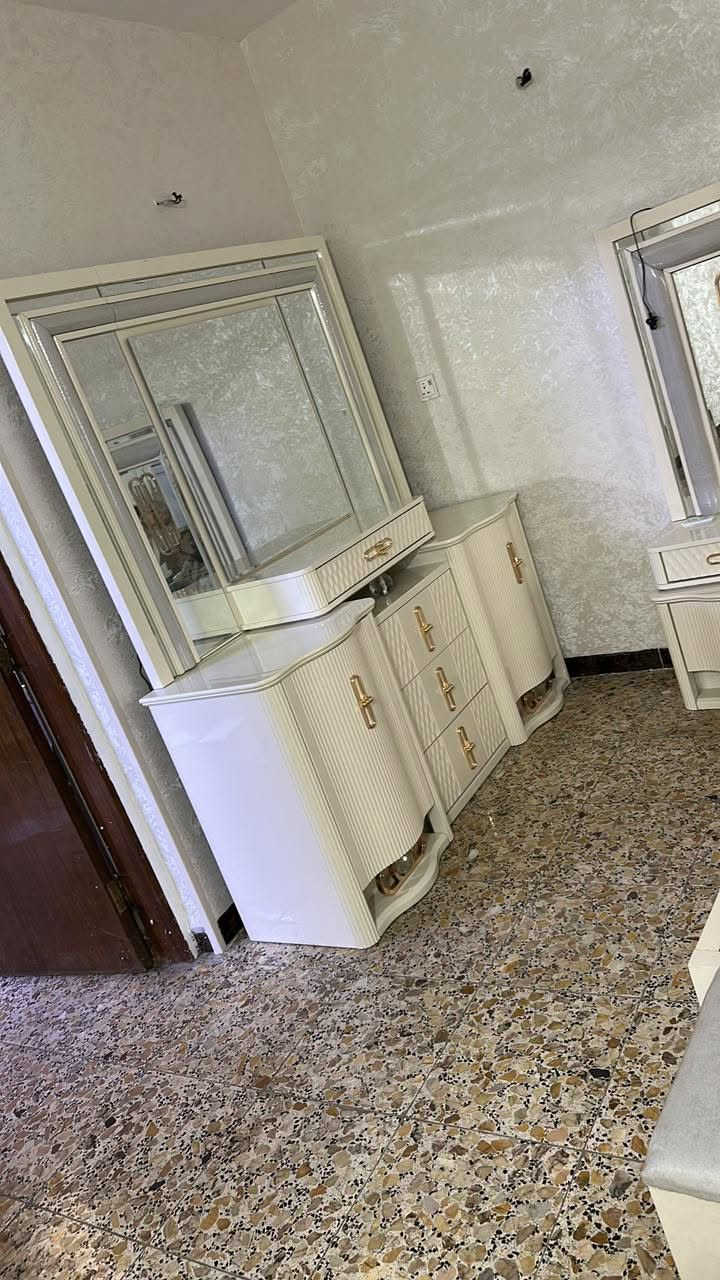 السلام عليكم عندي غرفه تركي جديده استعمال قليل نظافه ١٠٠/١٠٠ مستعجلين على بيعته سعرها ١٧٥٠ وبيه مجال ولشريه الصدك سهله انزل من السعر
