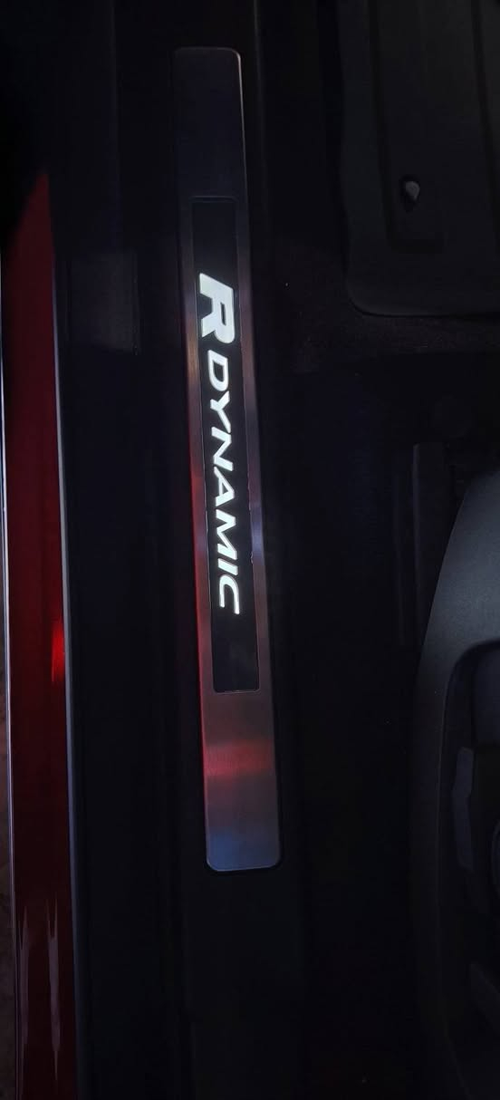 للبيع: لاند روفر ديسكفري سبورت S R-Dynamic موديل 2023 - وارد أمريكي
المواصفات والإضافات:
​الفئة: S R-Dynamic (رياضية)
​الممشى: 36,000 ميل
​اللون الخارجي: أحمر
​اللون الداخلي: أبيض (بحالة الوكالة) مع إنارة داخلية مميزة
​المحرك: 2.0L تيربو / 4 سلندر / دفع رباعي (AWD)
​السقف: بانوراما بالكامل
​التبريد: 4 قطع (أمامي وخلفي)
​المقاعد: كراسي كهربائية بالكامل، مزودة بنظام تدفئة، ونظام ذاكرة للحفظ (Memory Seats)
​المرايا: مرايات طي كهربائي (شفط)
​أنظمة المساعدة: حساسات اصطفاف أمامية وخلفية
​الفرامل: هند بريك إلكتروني (حديث) مع نظام التوقف التلقائي (Auto Hold)
​الصندوق: صندوق خلفي يفتح ويغلق كهربائياً
​حالة السيارة (الضرر):
​حادث بسيط ومصلح بأعلى جودة.
​تبديل جاملغ أصلي.
​صبغ ربع في البنيد.
​السيارة جاهزة بالكامل من الناحية الفنية والميكانيكية.
​📍 مكان المعاينة: بغداد - جميلة - شارع خير الله
📞 للاستفسار والاتصال: ***********
