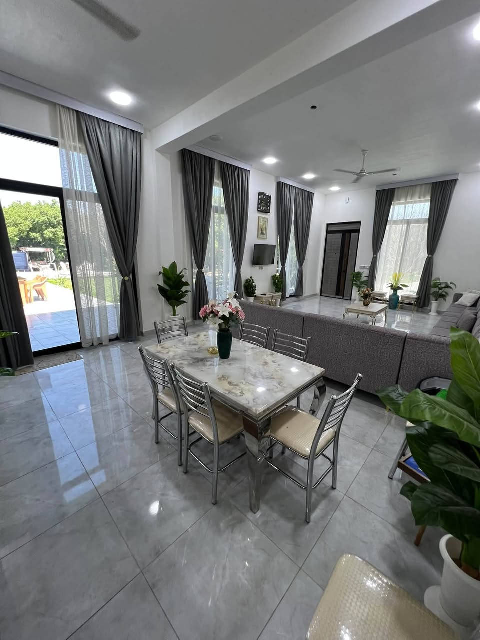🏡🌳—مزرعة الظِلال العائلية—🌳🏡
المزرعة للاعداد القليلة
موثقة بتطبيق اجرلي✔️
عيش اجواء الريف في مزرعتنا 🍁🍂
-فيلا متكاملة🏡 مطلة على المزرعة مكونة من صالة  ومطبخ حار بارد وصحيات وغرفتين نوم
-حديقة كبيرة 🏞️🪴
-بستان واسع من اشجار المشمش🌳 والنارنج🌲يحيط بالمزرعة
-مسبح كبير 6*11🏊‍♂️ عمق تدريجي من135 الى 210 في حال الملئ بالكامل ويمكن خفض المستوى 
-كراج داخلي 4 سيارات
-ادواة للشواء ومكان شوي ⛺️🔥
-جلسات خارجية
-انترنت مجاني مفتوح 🛜
-بليارد 🥢🎱- منضدة 🏓- وترامبولين -  ومراجيح 
العنوان:بغداد-التاجي . تبعد 15 دقيقة ع الكاظمية
للحجز والاستفسار:*********** وات ساب
