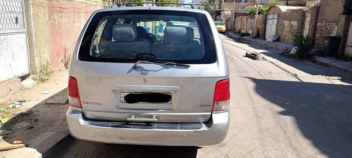 السلام عليكم كيا سيدونا مديل 2005 لبيع 7راكب
محرك 6سلندر تحويل ثاني يوم
محرك وكير نظيفات شرط فحص سياره نظيفه
 ماناقصه شي بس تبريده اخر فتره صار بس فأن
مصبوغه حزام فقط 
سعر 67 وبيها مجال 
مكان بغداد
سياره بانزين 
رقم بغداد جديد 
التواصل ***********

