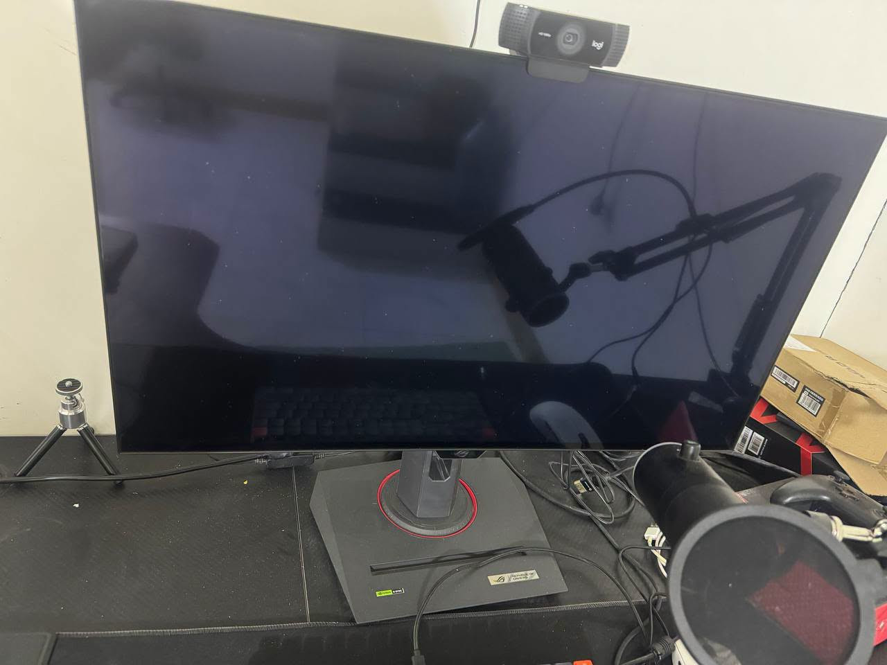 شاشه للبيع كيم روك اسوس 2k 240 اولد بيه تقنيات هوايه استخدام قليل نضيفه جدا مع الكارتون والومحتويات بعده داخله الضمان واتساب *********** سبب البيع اريد اسافر سعره 700.

نص مكتوب في الصور:
- 3 Year Warranty 26.5" QHD 2560x1440 ASUS OLED Glossy surface +20% Brighter imagery 240Hz OLED Anti-flicker Custom Heatsink