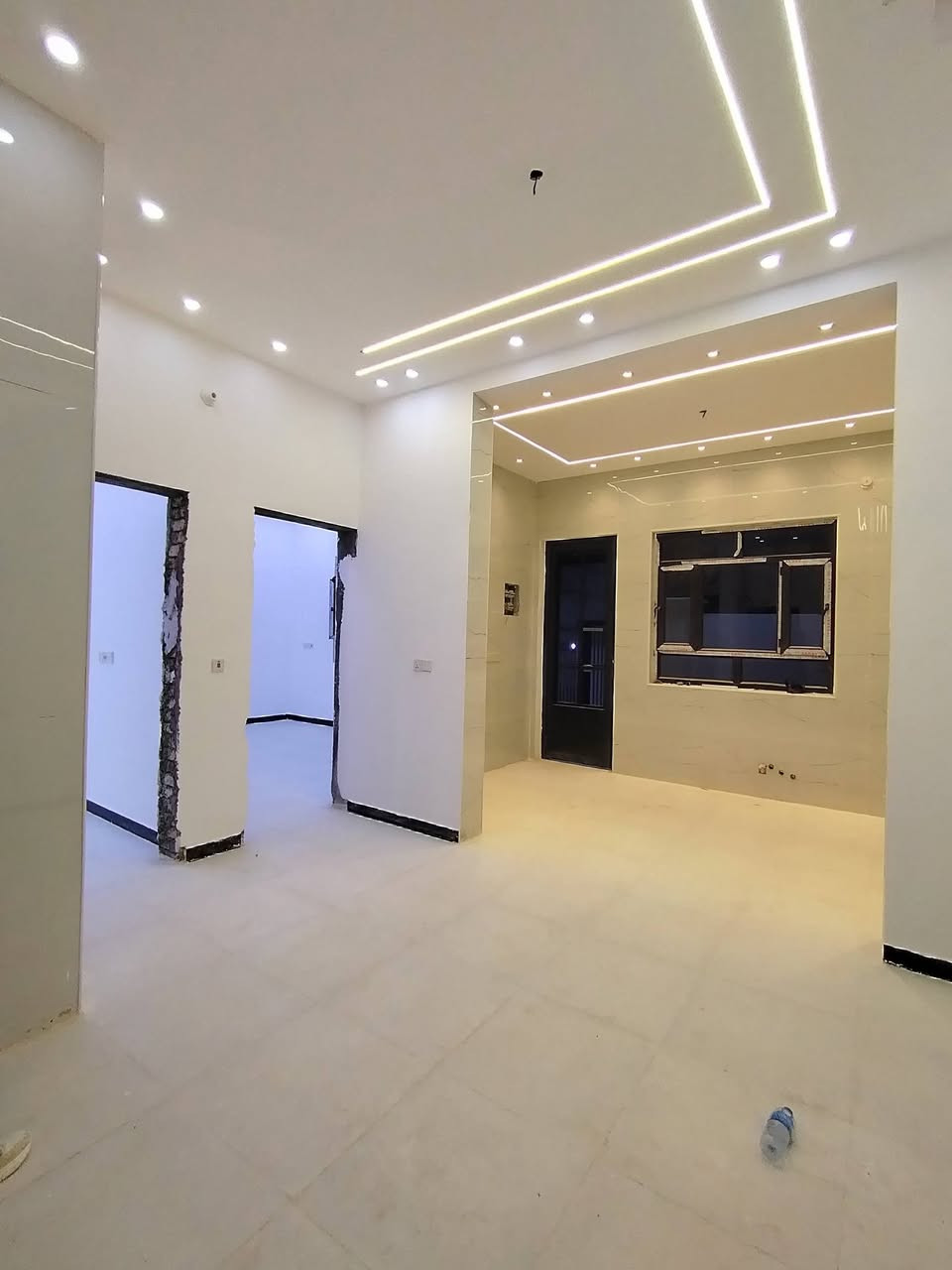 إعلان دار للبيع /📍 

🏠 دار حديث للبيع - بناء كونكريت مسلح 🏗️ (2025)
💰 السعر مناسب جداً - سارع بالحجز!

دار للبيع طابو صرف المساحة 100 متر طابقين

​📍 العنوان: حي الجامعة بلوك الاول الجامعه 
 متخل شارع السوات ومن شارع 20 قرب مدرسه الجامعه عرض الشارع 15 متر بصف الركن
على شارعين 
​📐 المواصفات العامة:
​المساحة: 100 متر مربع (تصميم مربع: الواجهة 10م × النزال 10م). على شارعين 
​عدد الطوابق: طابقين.
​سنة البناء: 2025 (حديث).
​نوع البناء: كونكريت مسلح (الأساس رفت).
​الأرضيات: بورسلاين تركي فاخر.
​الكهربائيات: ⚡ تأسيس دكتات وبوريات.
​الإنارة: مودرن حديثة.
​📋 تفاصيل التقسيم الداخلي:
​🔹 الطابق الأول:
​طارمة + استقبال + صالة واسعة + مطبخ.
​غرفة نوم واحدة.
​مجمع صحيات (داخلي وخارجي).
​🔹 الطابق الثاني:
​صالة + 2 غرف نوم / مع صحيات ماستر
​مجمع صحيات إضافي 
علمن بعد كمال البواب والمحجرات
حسب ذوق المشتري 👌✨ 
​⚙️ المنظومات والخدمات المجهزة:
​منظومة كاميرات مراقبة.📹
​منظومة إنترنت. 💻 
​منظومة سبالت ❄️ جاهزة.
​منظومة مبيد حشرات. 
​📞 للمراجعة والاستفسار:
يرجى زيارة مكتب قصر الباشا للعقارات (مكتب أحمد الشمري للاستثمار والتطوير العقاري).
📍 عنوان المكتب: شارع أسواق طيبة - مجاور أسواق دجلة.
​📱 أرقام التواصل: ☎️ 
​***********
​***********
