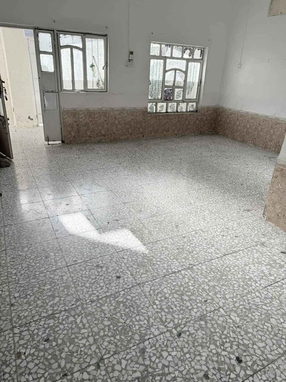 🏠 بيع مستعجل – بيت طابقين في الديوانية  الشافعية ــ  ثانوية ابن الهيثم
المساحة: 120 م واجهه ١٢ م
 الملكية: طابو صرف

🏡 مواصفات البيت:

🔹 الطابق الأول: غرفة + صالة + مطبخ + استقبال + حمام داخلي + صحيات
🔹 الطابق الثاني: غرفة + صالة + سطح
 البناء طابوق البيت نظيف وجاهز للسكن – أرضية جديدة بالكامل

 السعر: 60 مليون قابل للتفاوض . 
📍 الموقع: الديوانية – الشافعية – قرب ثانوية ابن الهيثم

📞 للاستفسار: ***********
       مكتب عقارات أرض الرصين
