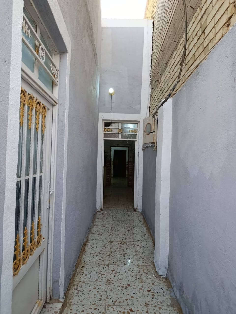 الدار للبيع طابق او نص المساحه 100م يحتوي على استقبال وغرفه وصاله ومطبخ و صحيات و الطابق الثاني يحتوي على غرفه وصاله وصحيات الموقع حي النداء قرب جامع أمناء الرحمن شارع المكاتب  السعر (75) مع المجال للاستفسار الاتصال على الرقم او مراسله على الواتساب ***********
