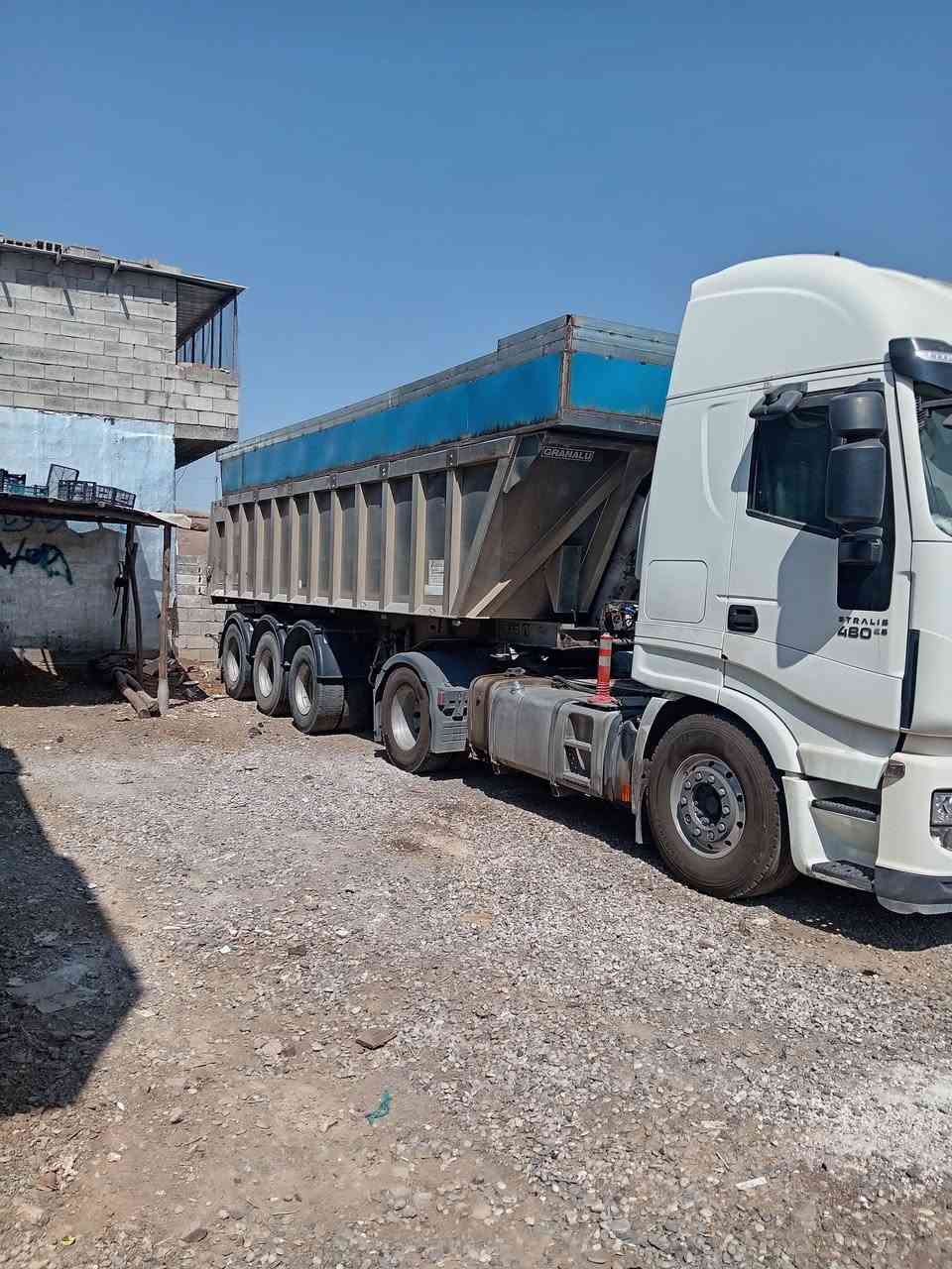 شاحنة • بدون تفاصيل • نص بالصور