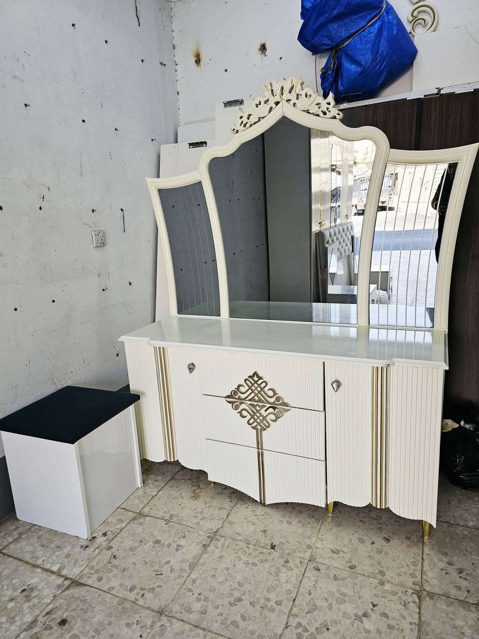 معرض الاخوين غرف نوم ملكية اخو الجديد اي عيب 
مابي هم ابواب وهم اسلايت ٩ قطع سعرها فقط ٧٠٠ الف
مع توصيل وشد كامل داخل الموصل شراي اتصال 📞*********** واتساب ***********
