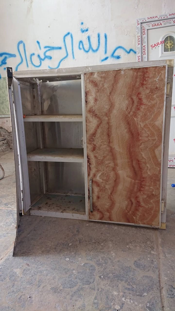 السلام عليكم 
غراض للبيع 
باب pvc جديد مامشدود قياس 80×190
شاشة عاطلة
كاونتر قطعتين متر بمتر ونص
مظلة شمسية مال بسطية حجم كبير 
سنكي المنيوم جناحين 
المكان الديوانية للاتصال ‏‪***********‬‏
