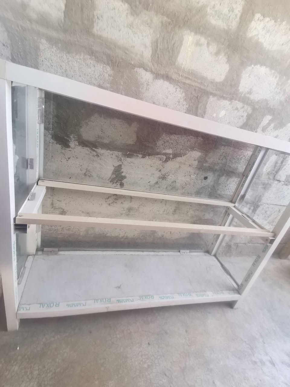 السلام عليكم ميز محل موبايلات زجاجي سعر 55وبي مجال رقم ***********
