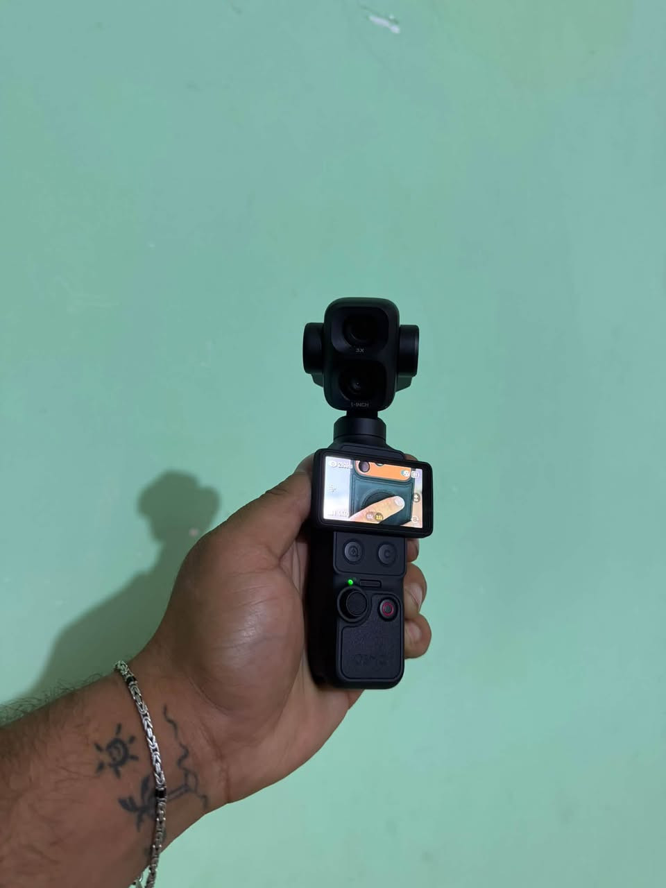 السلام عليكم اوزمو بوكت 4 برو احدث اصدار من dji
الكمبل مو العاديه كامله ملحاقات استعمال يومين اشتريتها لان جانت عندي سفره ونلغت اخذتها 1170 فاتورتها موجوده قبل يومين رايدها ب900 
ملحقاتها غير مستخدمه مكاني بغداد حي الاعلام شارع البداله 
***********
