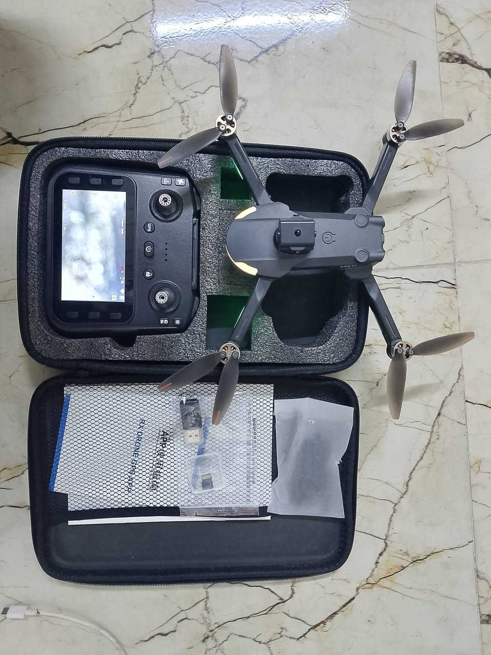 درون CZ-20 بيها نضام (CPS) و طيران نص ساعه و ارتفاع من 100 الي 300 متر بل جو مزوده برام 63 جيجه معها بطاريه واحده + ريشات احطياط + براغي تابعه للريش + درنفيس لتبديل الريشات + تصوير بدقه عاليه جدا لمعرفت السعر  (التواصل واتساب او فيس ) ***********

