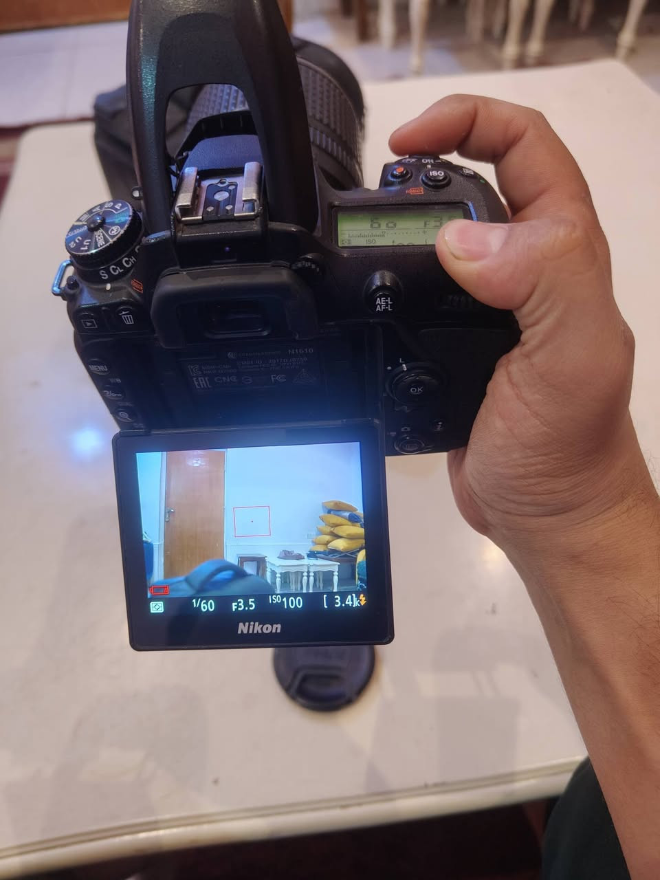 للبيع: كاميرا Nikon D7500 الاحترافية بنظافة ممتازة 📸✨
كاميرا غنية عن التعريف تجمع بين دقة الألوان الاحترافية وتصوير فيديو 4K UHD، استخدام شخصي ومنزلي خفيف جداً ومعتنى بها بأعلى درجات الاهتمام.

​الموديل: Nikon D7500 (نفس مستشعر ومعالج D500 الجبار لعزل احترافي وأداء ممتاز بالإضاءة الضعيفة).

​حالة الكاميرا: نظيفة حيل وبحالة ممتازة وخالية من أي عيوب، شغال كل شي بيها 100%.

​عداد الشتر (Shutter Count): أقل من 40 ألف لقطة فقط (استهلاك خفيف جداً والكاميرا بكامل كفاءتها وعزمها). 

​الملحقات: أغراضها كاملة وجاهزة للاستخدام الفوري.

​السعر: للبيع بسعر مناسب ومميز للجادين.

​الموقع والتواصل:

​المكان: بغداد (المعاينة والاستلام يداً بيد فقط — لا يتوفر توصيل).

​للتواصل: اتصال مباشر أو واتساب على الرقم: *********** (تواصل اتصال/واتساب فقط
