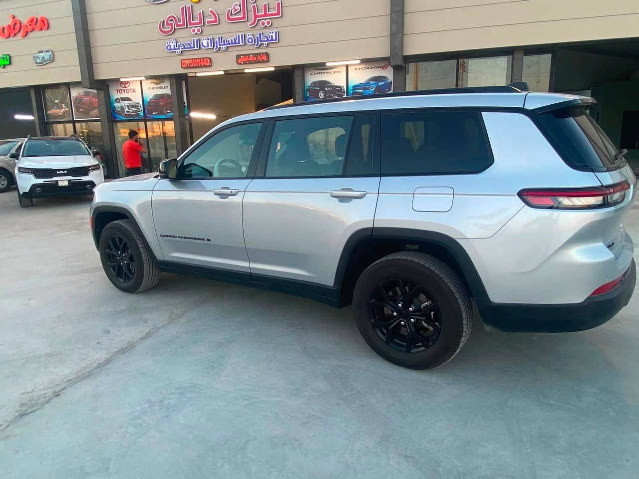 جيب كراند شيروكي 
موديل 2024
بلاك توب لاتيدو 
ماشيه 10 الاف ميل 
6 سلندر 3600 
7 راكب فور ويل 
بصمه دخول ذكي شاشه تحديد مسار 
حساسات اشاير مري 
هيتر مري 
كشنات كهرباء 
كشنات تدفئه 
تبريد 3 قطع 
السياره مفوله ماعدا الفتحه 
الضرر مثل ما موضح بالصوره فقط بدون دواخل بدون ايرباك 
مرقم كامل 
بشرط التحويل 
عنوان : ديالى / بعقوبه 
السعر 290 وبيه مجال 
للاستفسار : ***********
                       *********** السليمانية, العراق
