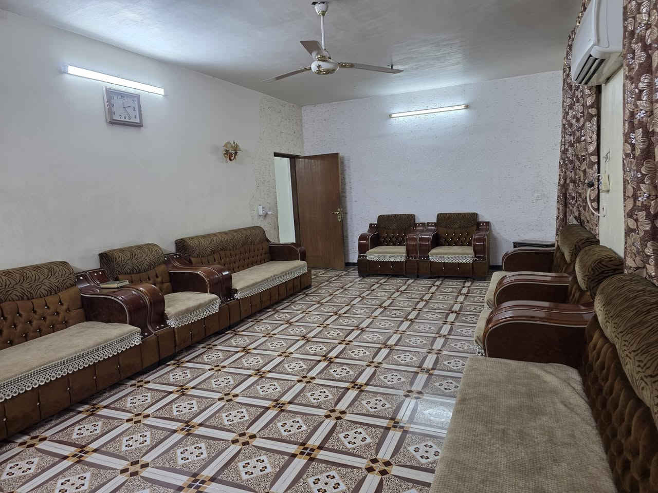 السلام عليكم ورحمة الله وبركاته 🫱🏽‍🫲🏻
متابعينا الكرام 👥
دار للبيع🏠 المساحة 400متر الواجهه16نزال 25و20سم يحتوي الدار على غرفتين وصاله5×9 وهول ومطبخ وصحيات داخليه وخارجيه وحديقه كبيره 🏞
موقع مُمَيز جداً 🌹
العنوان: التاجي حصيوة ومزرفه قرب جامع الفتاح العليم🕌
للاستفسار الاتصال على الارقام الاتيه كورك: ***********📞📞
اسيا: ***********📞📞
#مَكتب_ديرتنا_للعقار 🏢
#بإدارة_احمد_ابومصطفى 🌷
#تواصلوا_معنا🌷
