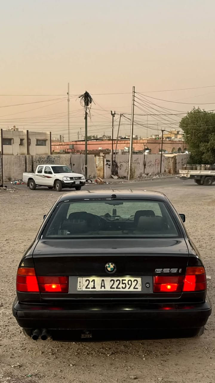 بي ام موديل ١٩٩١ تك فانوس مسكر سيارة جاهزة من كلشي
كير ومحرك حاوية جدد مشدود 
ويلات قياس ١٧ تخم تاير جواها جديد
غوفتها حلوة ونضيفة السيارة ناصبة ومرتبة وجاهزة
تبريدها شغال ومنضومتة كاملة فقط الغاز بي نقص
رقم سليماني تحويل وكالة اي شي كلة جاهز 
السيارة معروضة بـ٦٠ ورقة هـ***********
