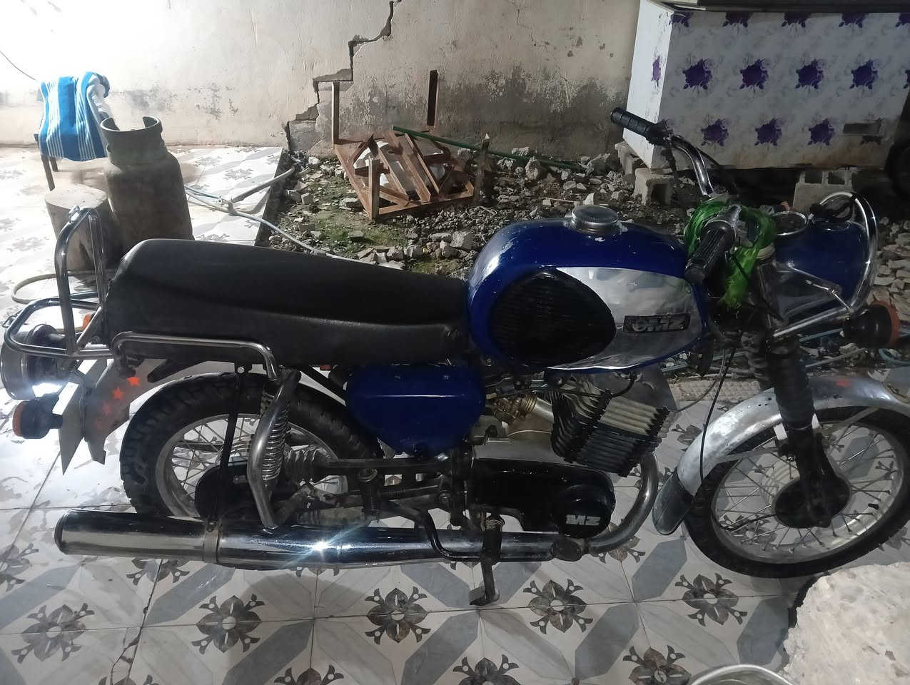 من رخصت مدير الكروب دراجه MZ81لبيع محرك تركي كله شغال السعر 950وبي مجال ***********
