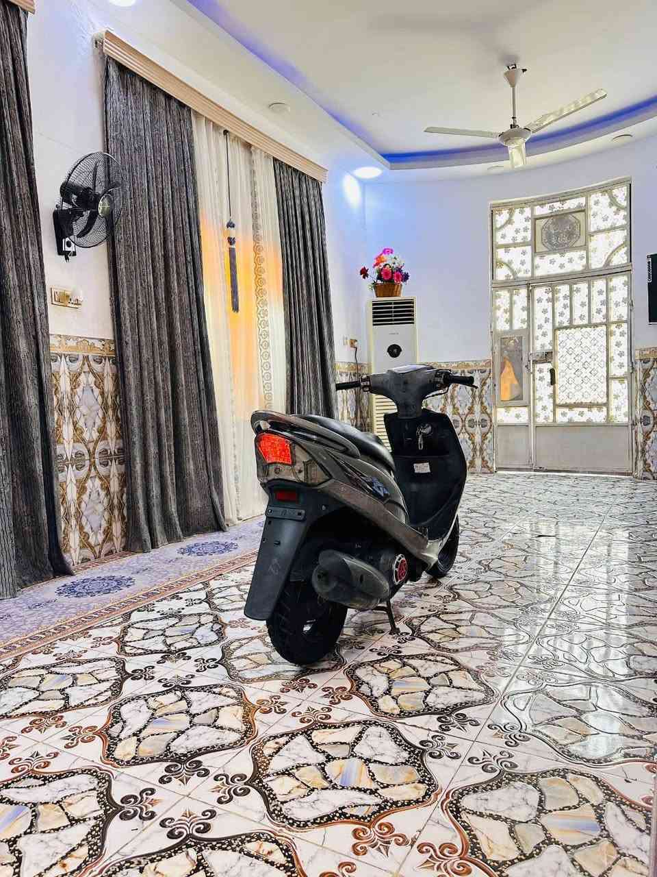 السلام عليكم للبيع ماكس عدله حاويه صار 9 ايام من مطلعه دراجه كارتون كفاله عامه من كلشي تاخذه تدعيلي ختم واحده كله. ويه المحرك كلشي شغال السعر 900 وبيه مجال رقم *********** بصره
