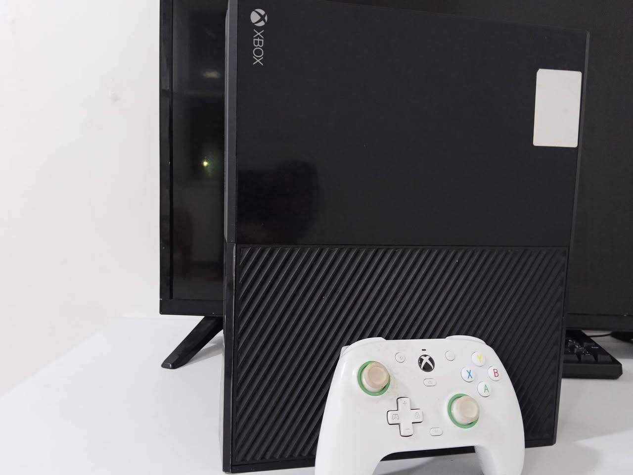 للبيع: جهاز Xbox One Fat نظيف جداً وبسعر مناسب 🎮✨
الجهاز: اكس بوكس ون فات (Xbox One Fat).
الحالة: مستعمل استعمال قليل جداً ونظيف وبحالة ممتازة.
النظافة والظهر: نظافة عالية جداً، والجهاز عليه لوك ستيكر.
الملحقات: يأتي مع يد تحكم Gamesir G7 SE (بيها ضرر بسيط/خفيف بس شغال الطبيعي).
💰 السعر: 165 ألف (وبيه مجال للطيبين)
📍 المكان: كربلاء - الحولي (الشارع / شارع أبو مهدي المهندس).
📱 التواصل واتساب: ***********
