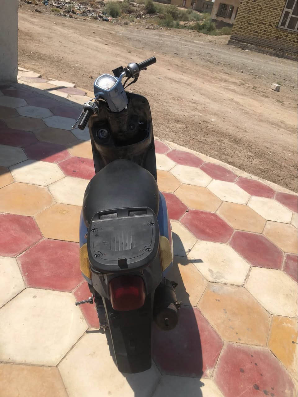ماكس بوليسي. نضيفه الدراجه عباره رمبه  نضيفه وحلوه عوزه. بس باتري وتشتغل سلف مكينه 50 بلاد مبدل بس حور من مكينه ما مفتوحه شلعتهه تخبلل تشك الكاع رقمي *********** سعر خاص Singapore
