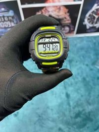 سلام   الوصف ساعة Timex TW5M26600 بتصميم رياضي وعصري، مناسبة للاستخدام...