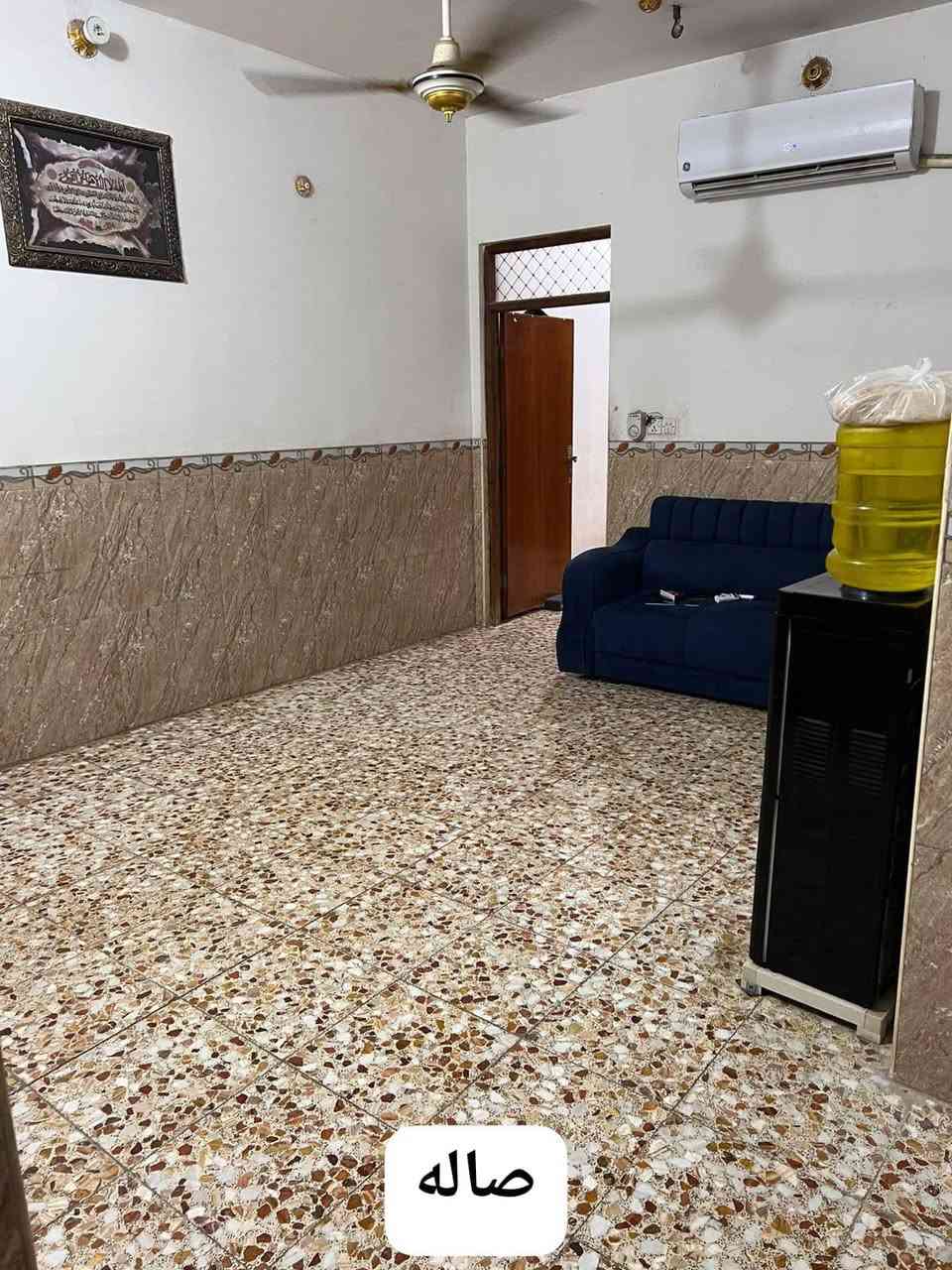 السلام عليكم 
دار للبيع شارع المطار القديم 
المساحه 100م طابق واحد قرب جامع ام البنين (القبه الذهبيه)
السعر ٣٥ مع مجال بسيط
***********
