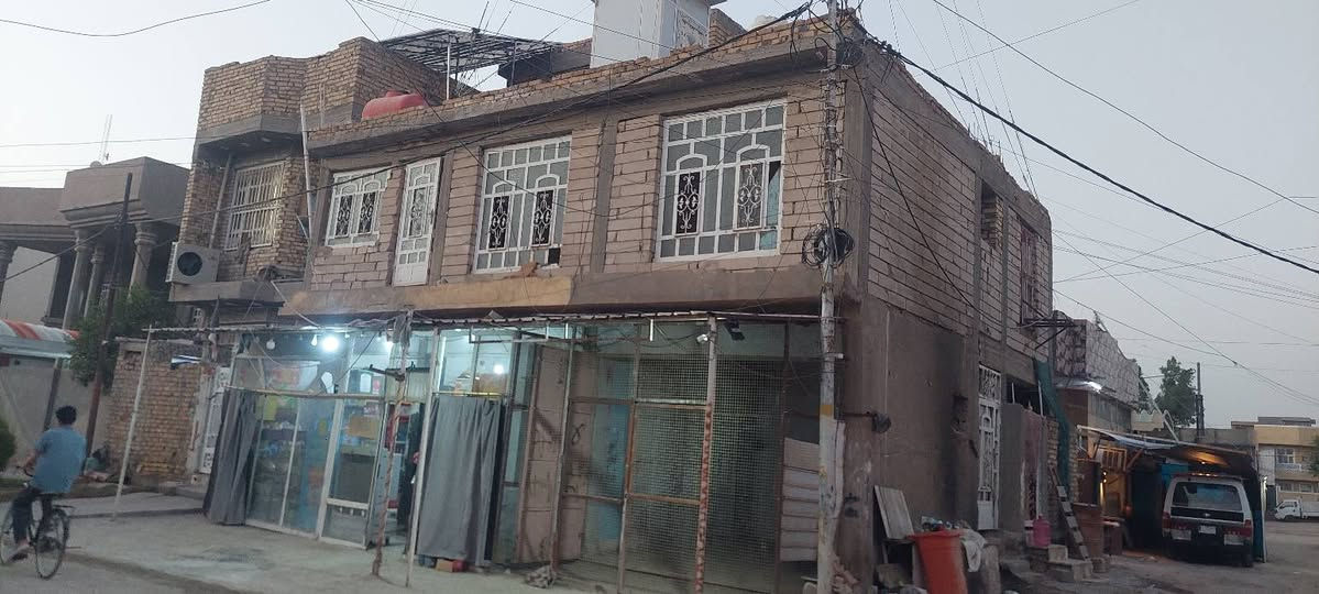 دار للبيع طابو صرف
مساحه 160متر
يحتوي على شقه
مع محلات 
يحتوي على 
اربع غرف نوم
استقبال
هول
مطبخ
حمامات 2
صحيات خارجيه 1
بناء حديث ديكورات جبسن بورد
اشراف مهندسين 
كهربائيات بوري دفن 
وايرات حراري الفنار
ماء دفن خلاطات تسكا دفن 
كامرات 
سبالت دفن يعني للسطح ومأسس
بناء 2020 درجه اولى 
قرب مدرسة النصر 
قرب الجنسيه ومدرسة البهاء المتوسطه 
تبليط كافة الخدمات 
مع الاثاث او بدون اثاث 
(((دار نبيل ابو الانشائيه))) 

***********
واتساب 
***********
