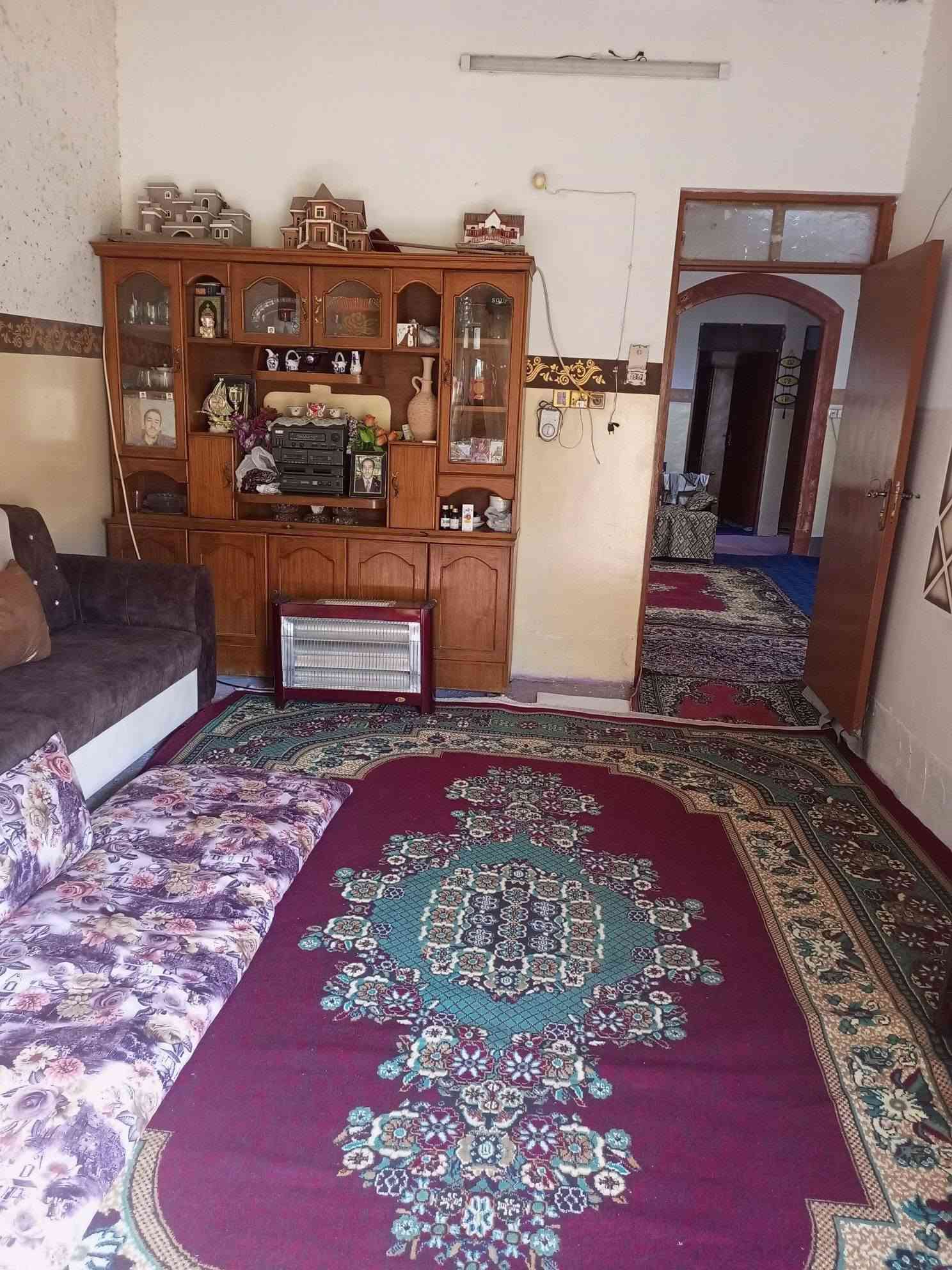 دار للبيع 200 متر نهاية الكرامة جمعية الحدباء طابق واحد غرفتين واستقبال وهول ومطبخ ومناور 2 ومشتملات داخلية رخارجية ودرج دوار داخلي ودرج خارجي وببتونة معمولة غرفة #*********** السعر 135 وبينو مجال

نص مكتوب في الصور:
- PRO Live View متوسطة جابر بن حيان للبنين قاعة ابطال الكرامة للرشاقة وبناء الاجسام Potato Stores مخازن البطاطا Google Address: 6Q7+6GM، وى محافظة، العراق