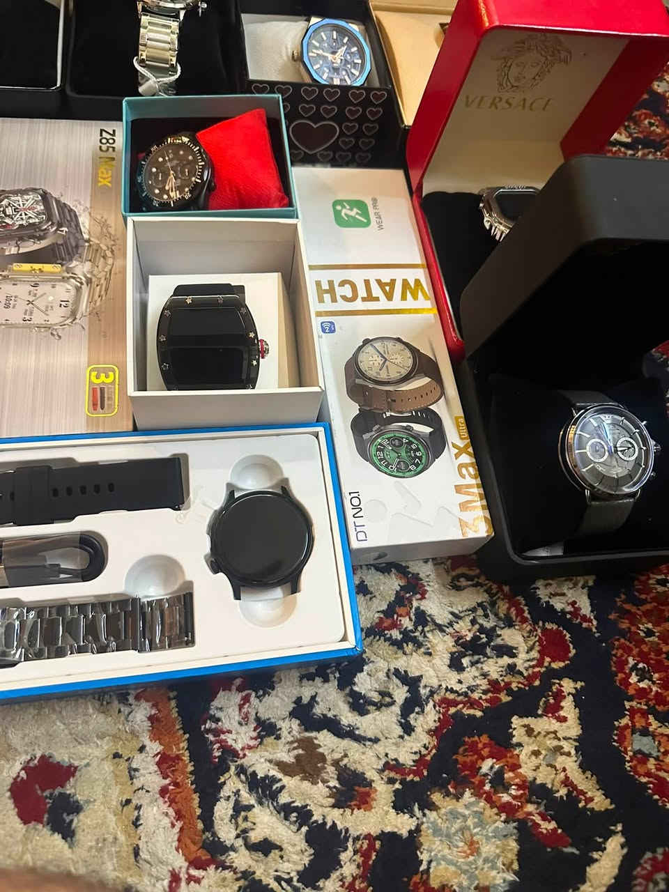 مجموعة ساعات مختلفه عدد 20 قطعه بيعه وحده وبلعافيه على اللي ياخذهن سعر القطعه على 25 الف مع علم كل قطع سعرهن اكثر مكاني كاظميه ***********
