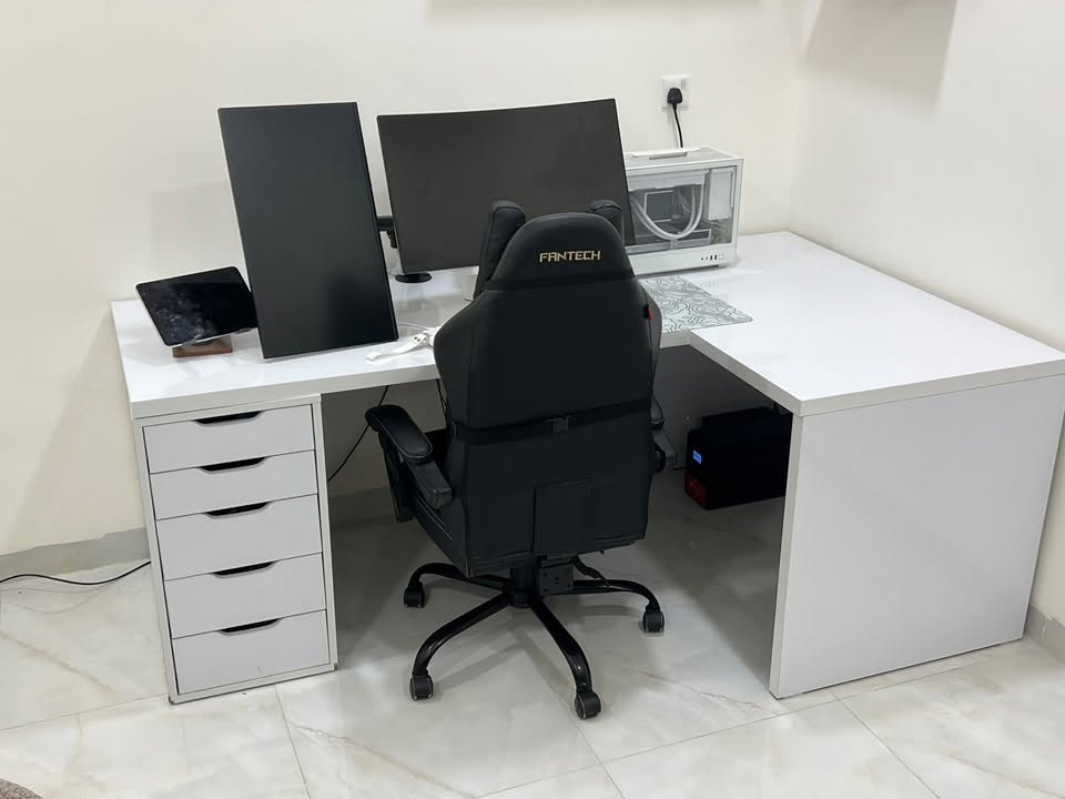 للبيع ست اب كامل سبب البيع سفر
وتساب ***********

GPU: gigabyte RTX 5080 SFF AERO  

 CPU: AMD Ryzen 7 9800X3D

SSD: Samsung 990 PRO 2TB NVMe

Motherboard: Gigabyte B850M AORUS WHITE WIFI6

PSU: DeepCool PQ1000W Gold — Full Modular White

Cooler: TRYX PANORAMA se 240 White

RAM: Lexar ARES RGB 32GB (2×16GB) DDR5 6400MHz CL32 White

‎السعر 4,800,000

‎الاكسسوارات 
MOUSES
ATK BLAZING Z1 series ultra +  60,000 IQD
Logitech g502x plus lightspeed wireless white 130,000 IQD 

KEYBOARDS

ATTACK SHARK K86 Wireless Mechanical Keyboard 70,000IQD

EPOMAKER
HE68 Lite 60,000 IQD

HyperX cloud 3 wireless 60,000 IQD

ميز كورنر ماخذه من سكارك سنتر 200,000 IQD

Ups oflline carbon 3000VA  100,000 IQD

GAMEON GOC27f300 PRO SERIES 180,000 IQD

MSI PRO MP251L E2 120hz 80,000 IQD

كرسي كيمنك 70,000 IQD
