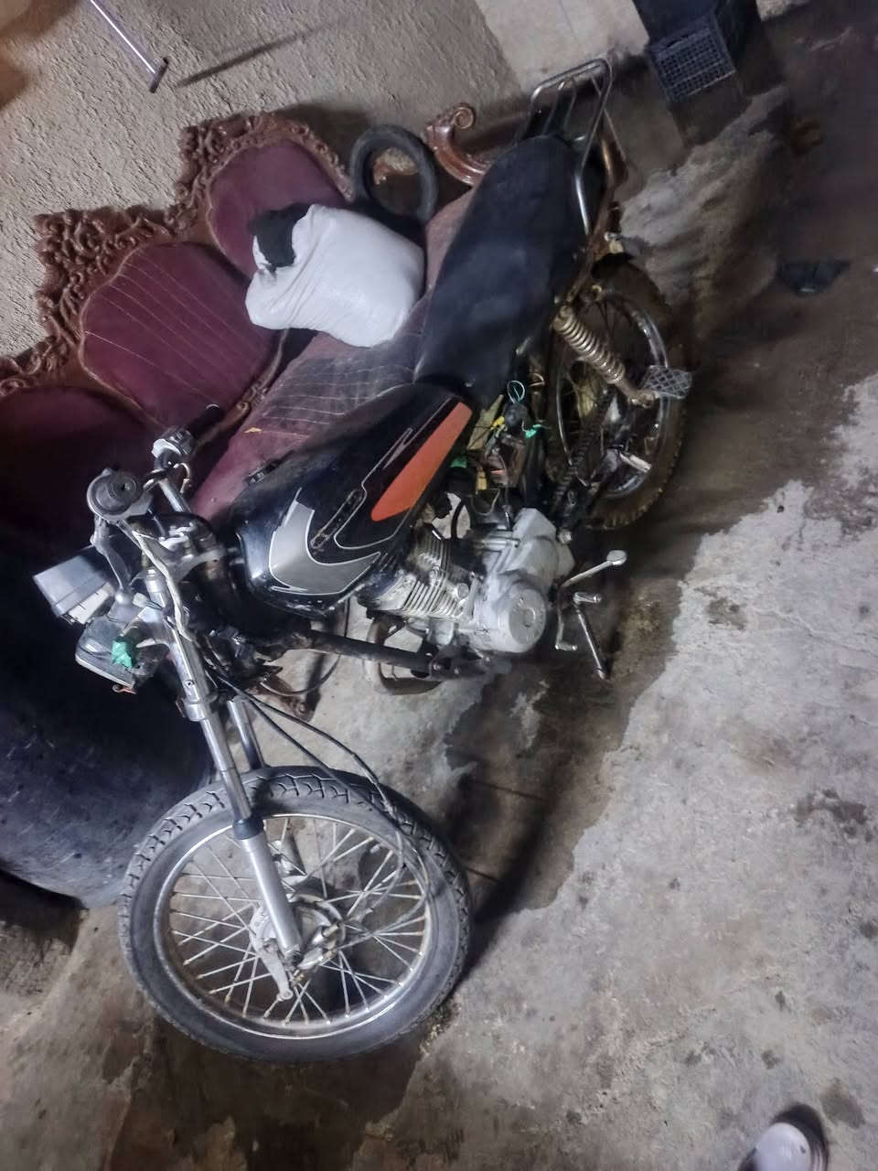كوم حديد بس تشتغل الدراجة يعني قصدي ابيعلك كوم حديد الدراجة ماعرف موديلهة بس حسب معرفتي 2018 أو 2017 دراجة بيهة نضوح من صفحت الماكنيت ملاحضة أعيد عليكم دراجة شعالة بس اني ابيعلك كوم حديد ممتواجد خاص فقط عرقم مكاني بغداد بوب شام القوس السعر ١٧٥ وبيهة مجال خابر واني حاضر ( *********** )
