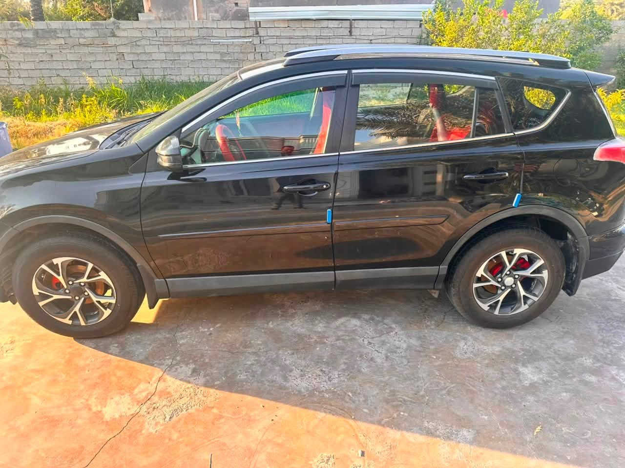 السلام عليكم سياره RAV4 كفاله عامه
محرك 2500 سياره فول عده فتحه  سياره جديده موديل 2018
بدون ضربه وبدن حادث فقط كلير بيها ع كد اشبر بقبق الصندوك ورد امريكي  تفاصيل. اكثر خاص مفتوح. وهاتف ***********

